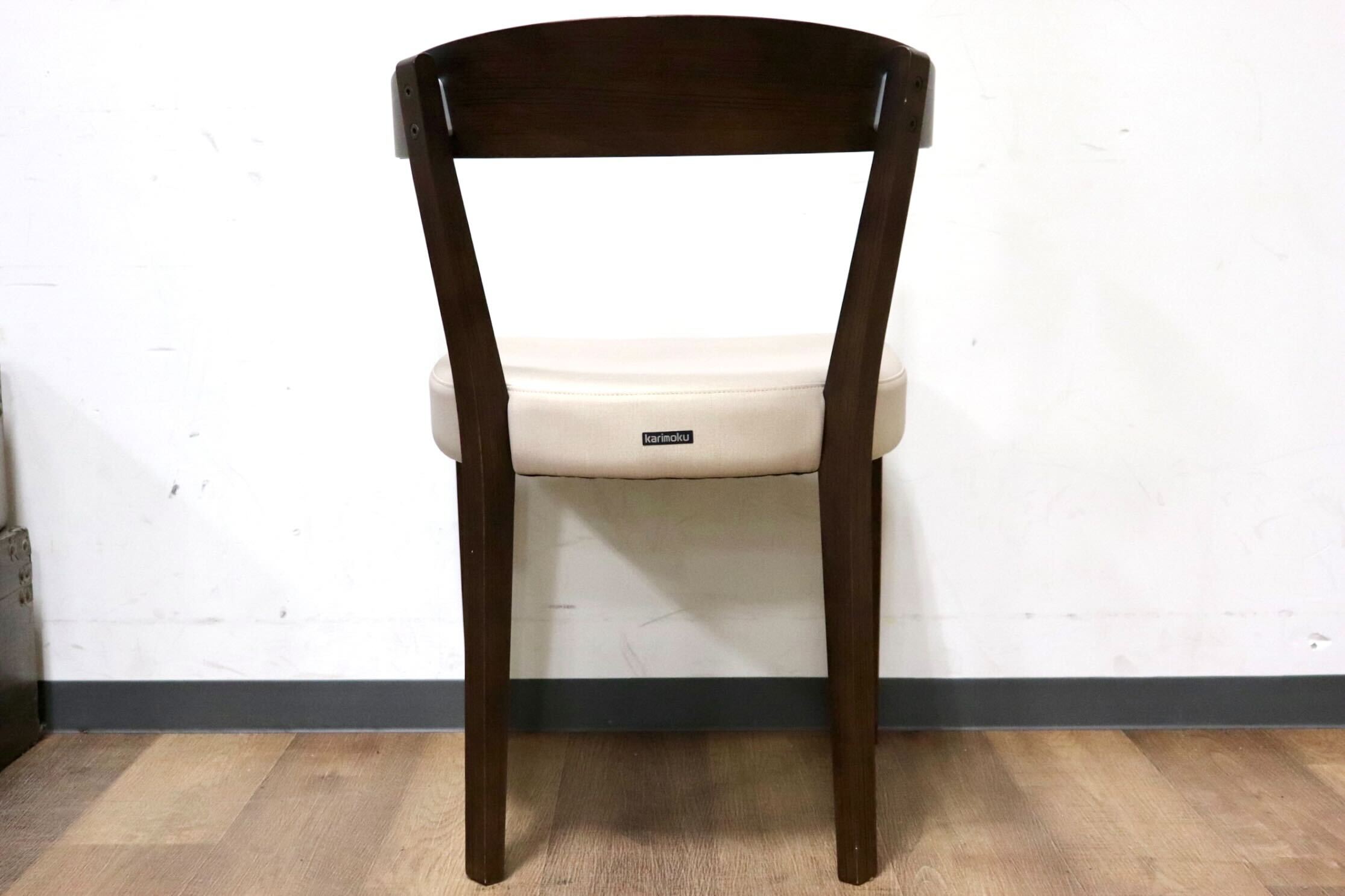 GMHN230B○karimoku / カリモク ダイニングチェア セミアームチェア 食卓椅子 椅子 ラバトリー材 合皮 マニエラ 国産家具 定価4.5万 展示品