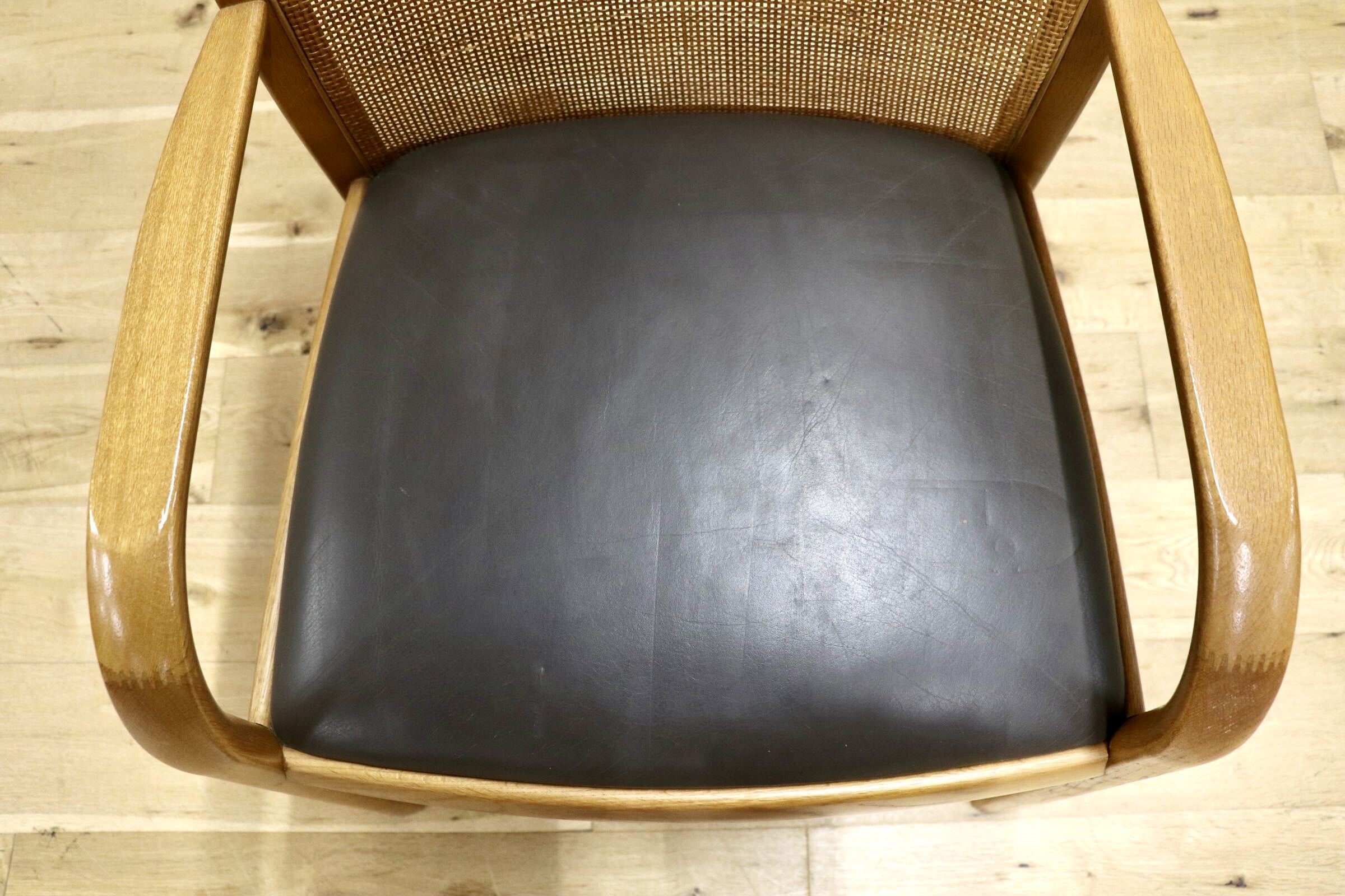 GMJH301A○karimoku / カリモク ダイニングチェア 食卓椅子 アームチェア 椅子 本革 和モダン レトロ 国産家具