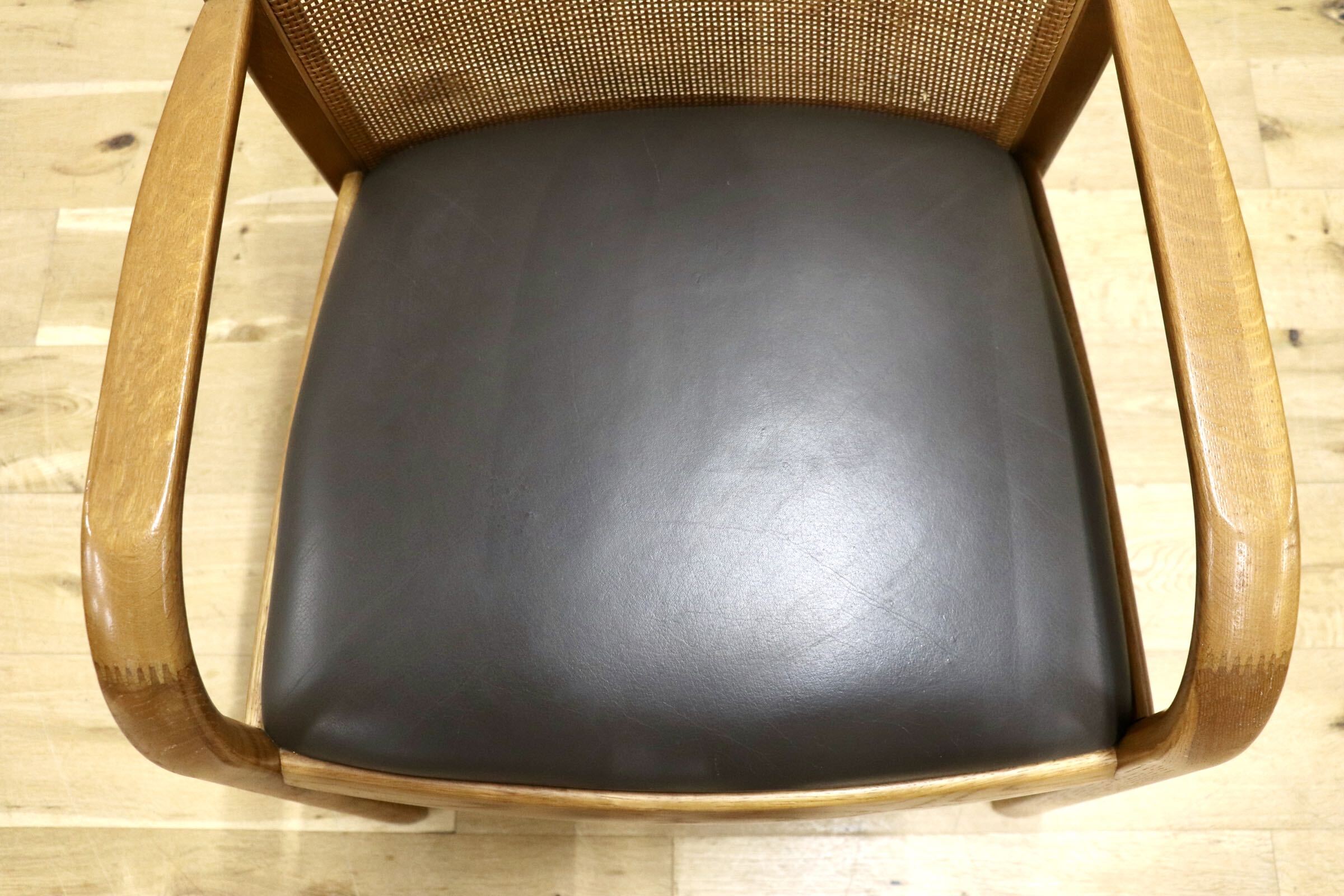GMJH301B○karimoku / カリモク ダイニングチェア 食卓椅子 アームチェア 椅子 本革 和モダン レトロ 国産家具