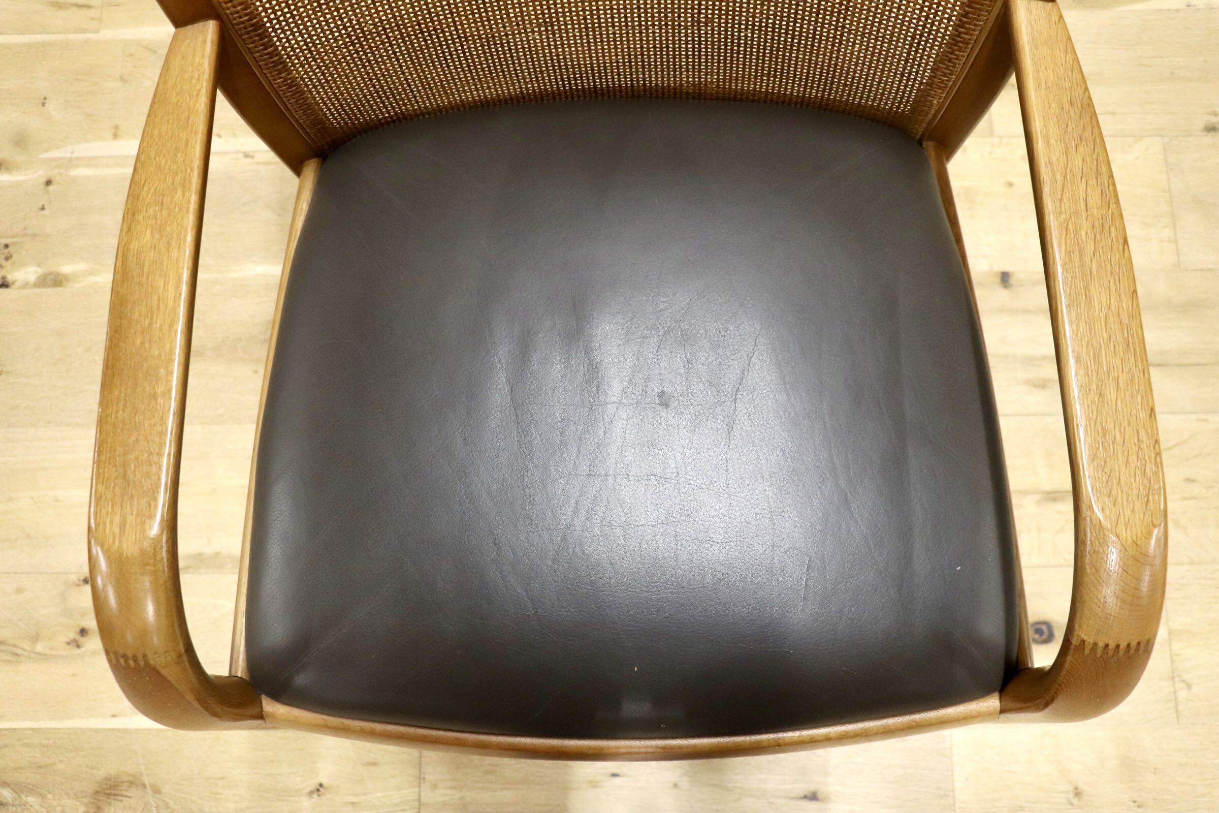 GMJH301C○karimoku / カリモク ダイニングチェア 食卓椅子 アームチェア 椅子 本革 和モダン レトロ 国産家具