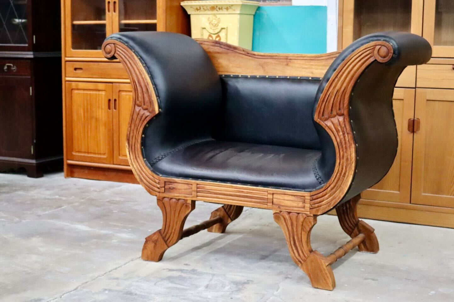 GMIK494B○CORIGGE MARKET / カリッジマーケット マドゥーラ 椅子 1人掛けソファ アームソファ 木製 無垢材 チーク材 手彫り 本革 アジアン