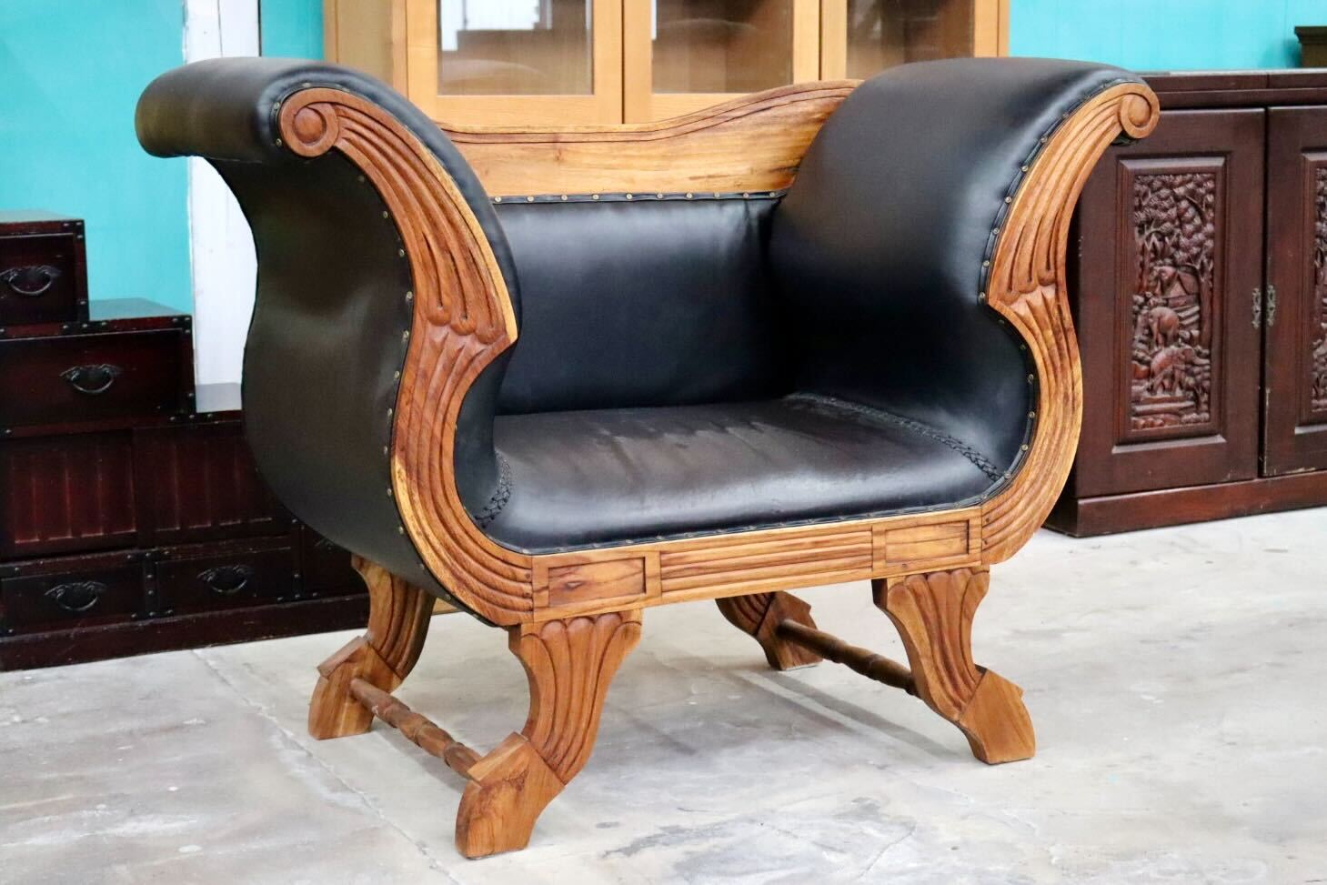 GMIK494B○CORIGGE MARKET / カリッジマーケット マドゥーラ 椅子 1人掛けソファ アームソファ 木製 無垢材 チーク材 手彫り 本革 アジアン