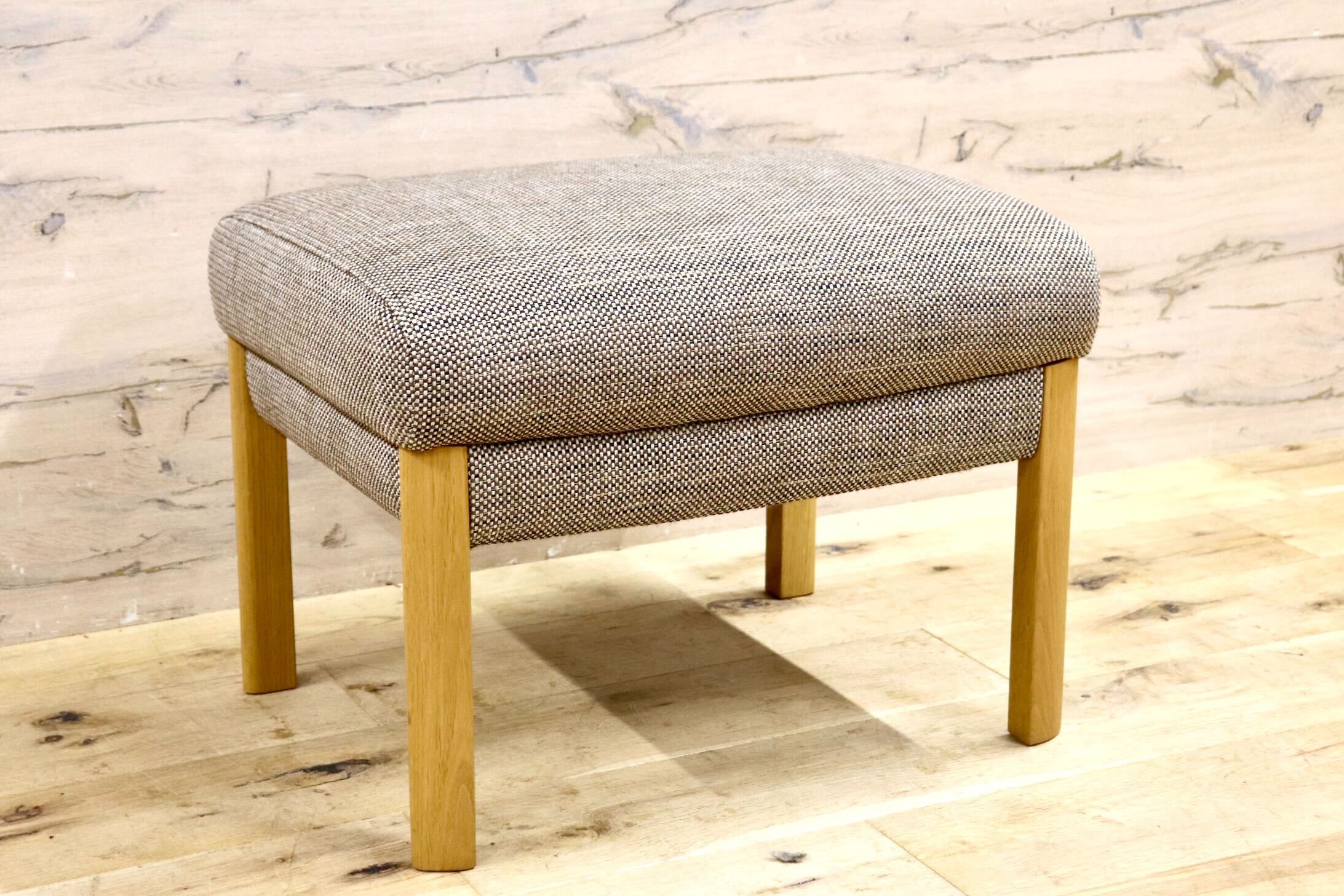 GMIS190A○karimoku / カリモク オットマン スツール ファブリック オーク材 ナチュラル シンプル モダン 国産家具 展示品 定価約6.1万