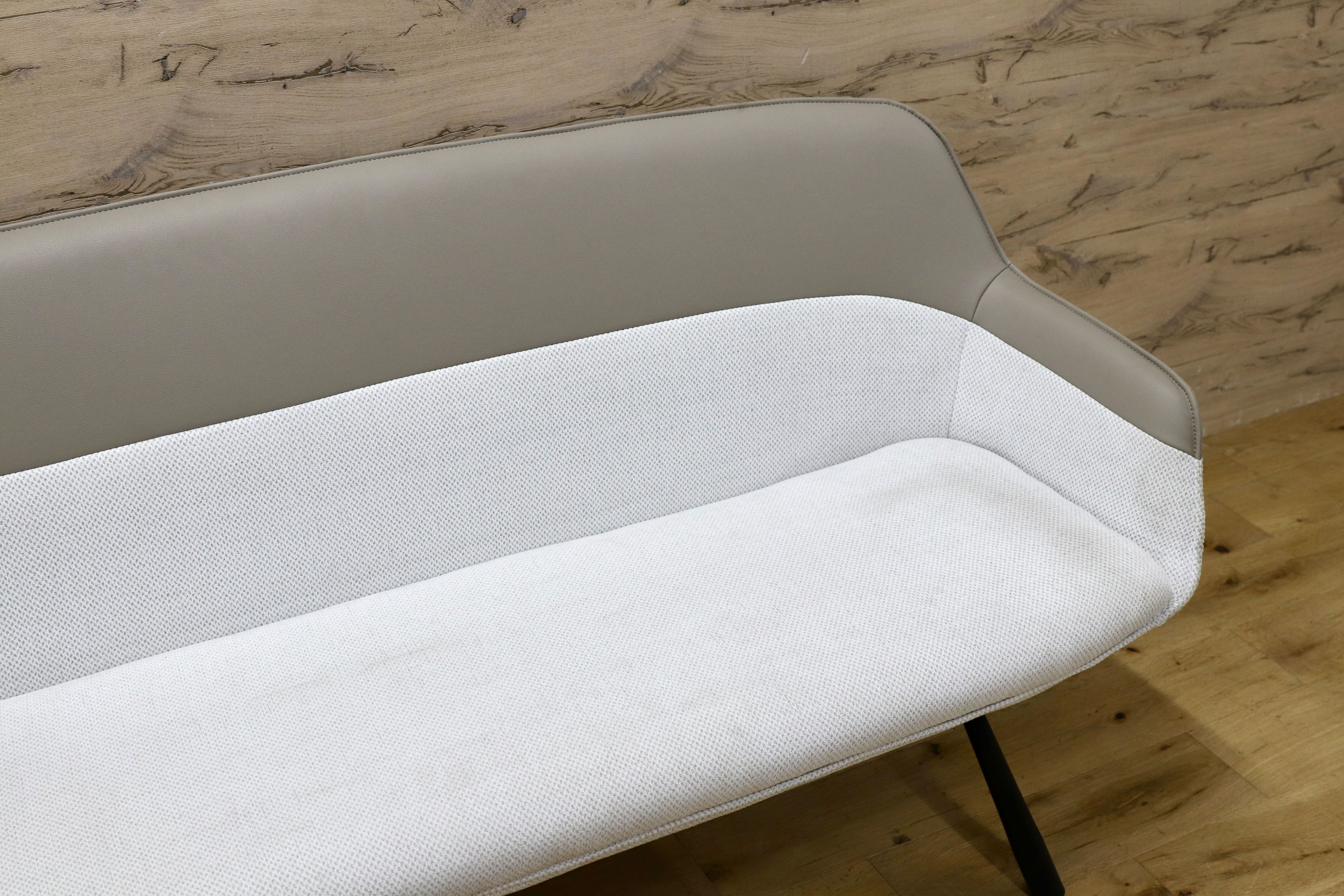 GMIK900○東京インテリアの「背付きベンチ NICOLA BACKREST」ダイニングチェア 長椅子 ベンチ 展示品