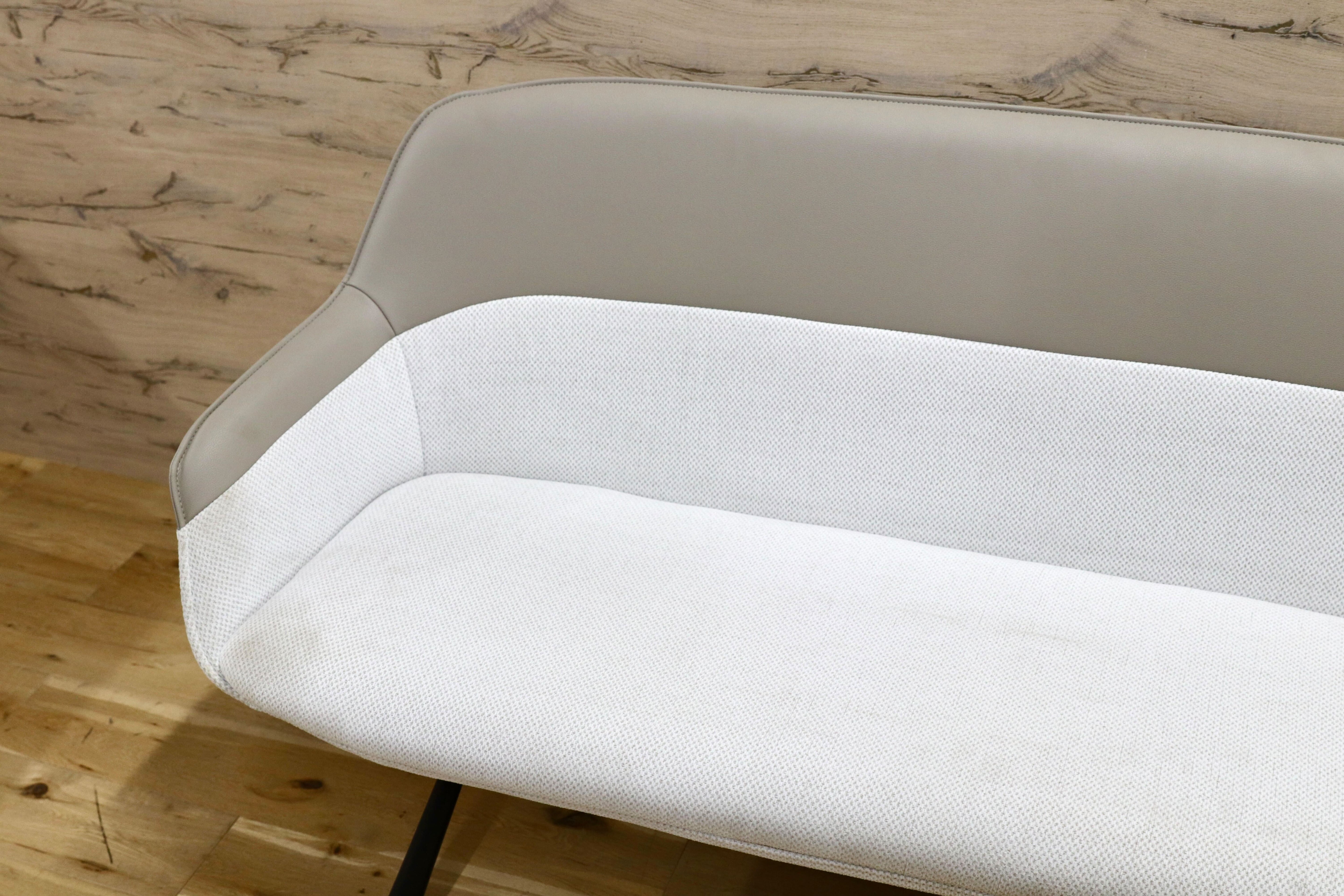 GMIK900○東京インテリアの「背付きベンチ NICOLA BACKREST」ダイニングチェア 長椅子 ベンチ 展示品