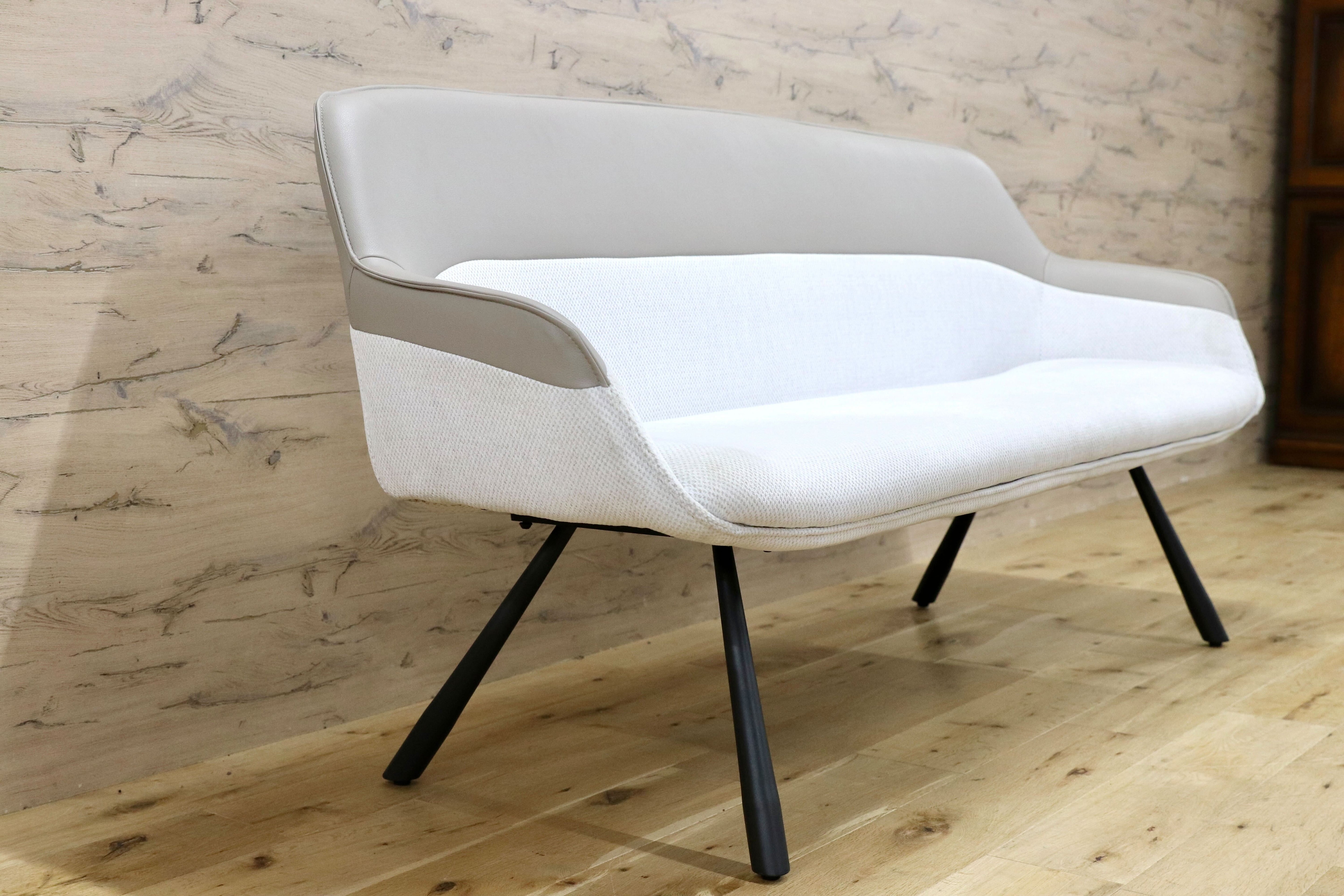 GMIK900○東京インテリアの「背付きベンチ NICOLA BACKREST」ダイニングチェア 長椅子 ベンチ 展示品