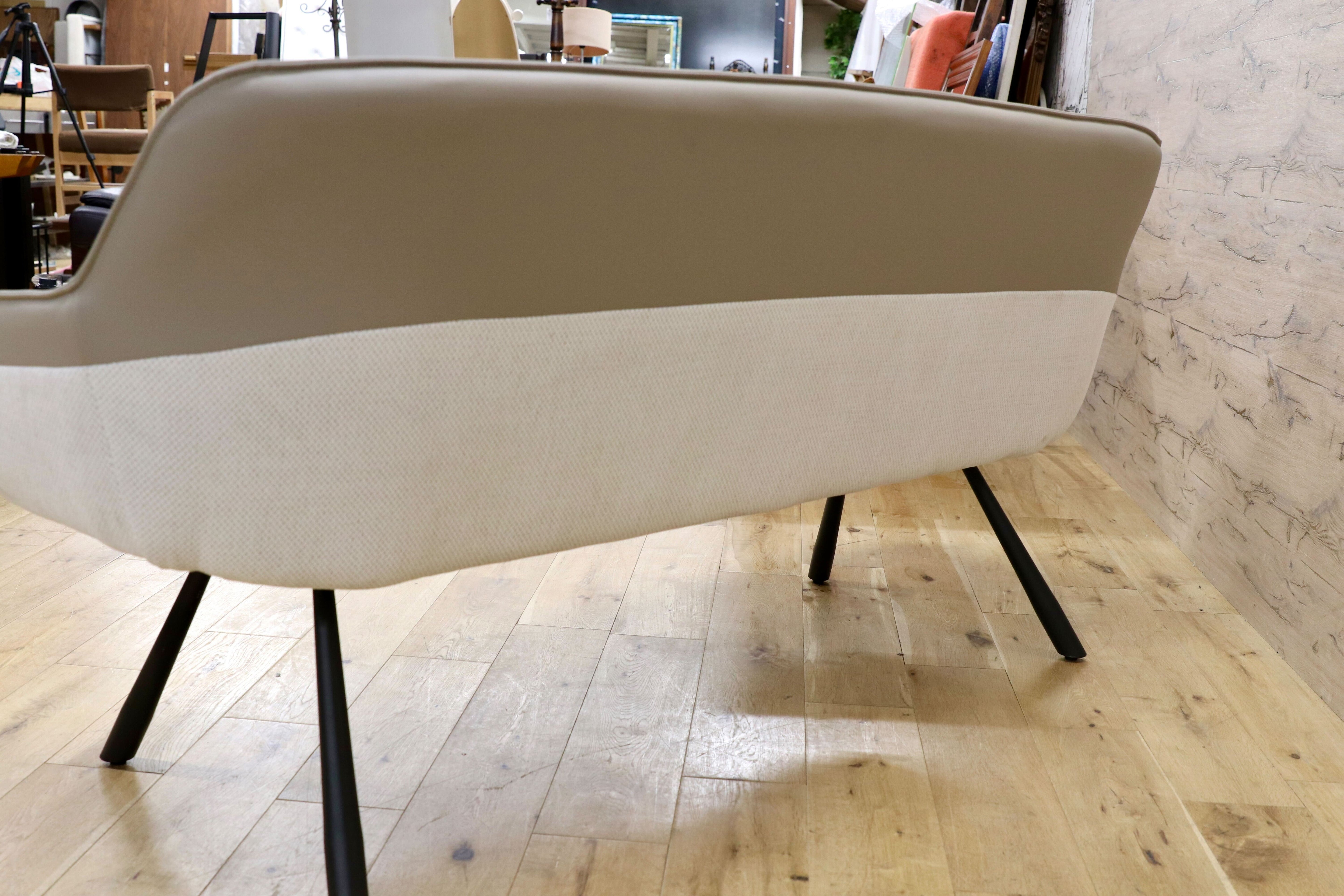 GMIK900○東京インテリアの「背付きベンチ NICOLA BACKREST」ダイニングチェア 長椅子 ベンチ 展示品