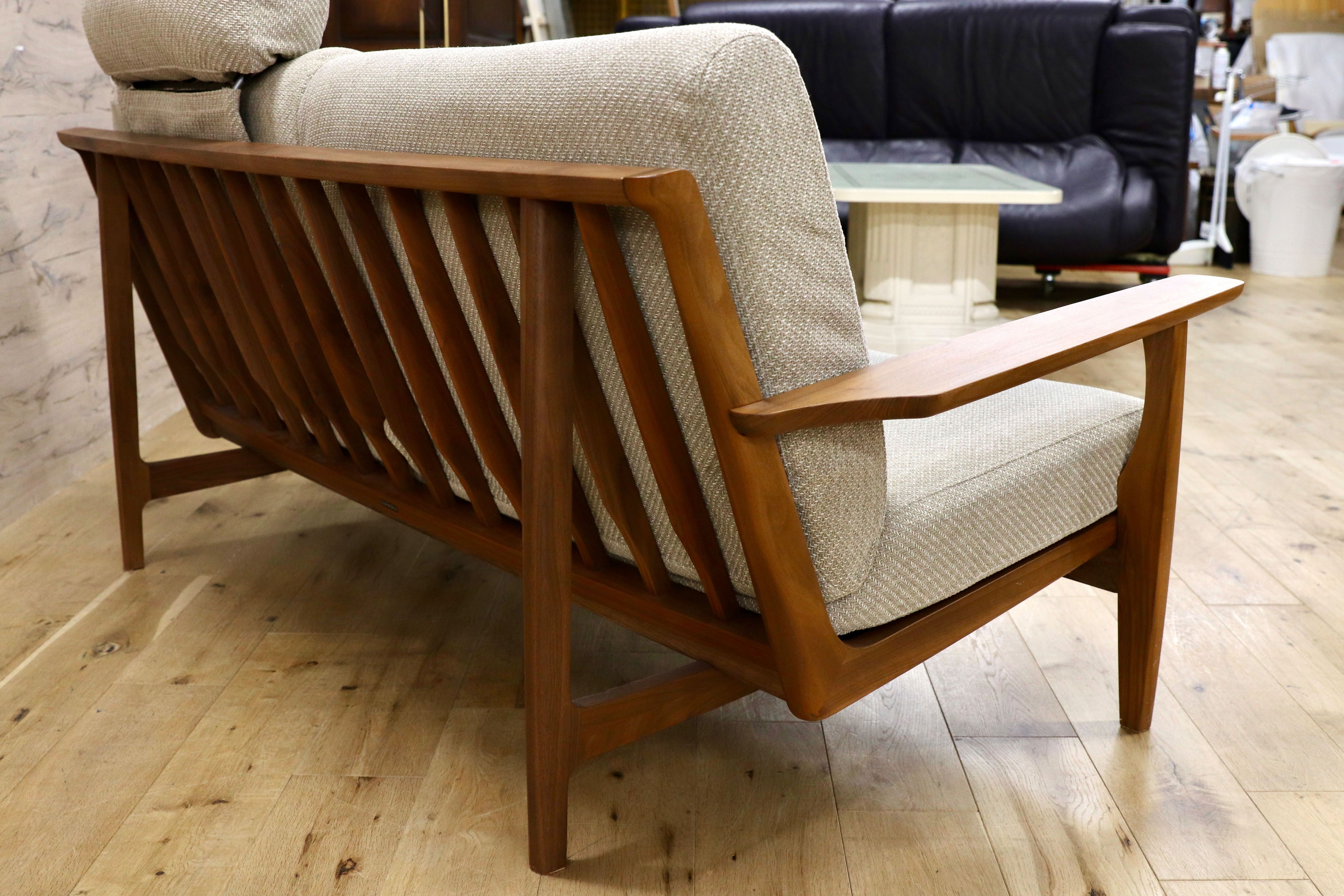 GMIH486○karimoku / カリモク WU6162 2人掛けソファ ラブソファ ウォールナット材 布張り 定価約36.8万