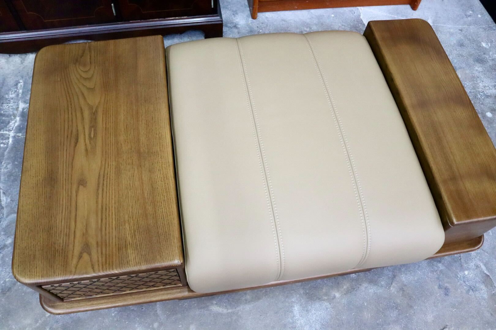 GMIS273○シングルソファ 1人掛けソファ ベンチ 椅子 本革 引き出し 収納付き 木製 無垢材 彫り クラシック アジアン 展示品