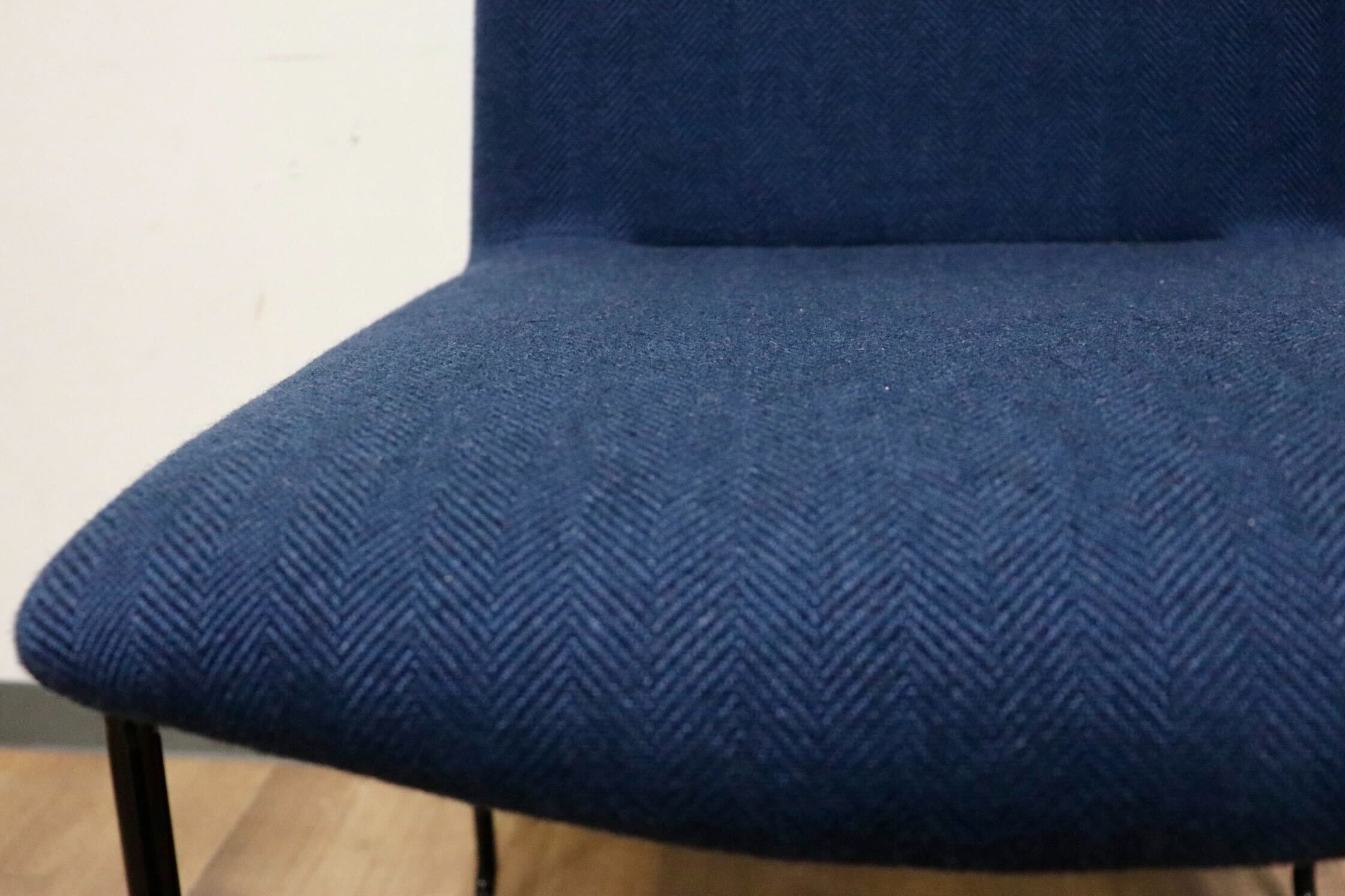 GMHH253B○AD CORE / エーディコア MD-202 ダイニングチェア スタッキング ファブリック ネイビー スチールレッグ 約11万 展示品