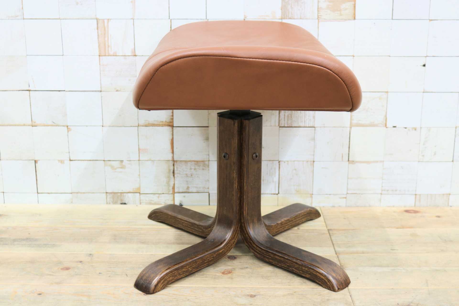 GMIS477B○Hjellegjerde / イエリアーダ Simmons オットマン フットスツール 総本革 北欧家具 最高級