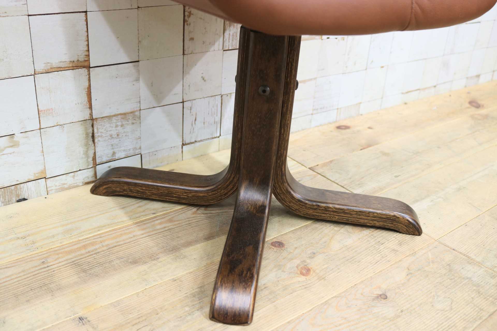 GMIS477B○Hjellegjerde / イエリアーダ Simmons オットマン フットスツール 総本革 北欧家具 最高級