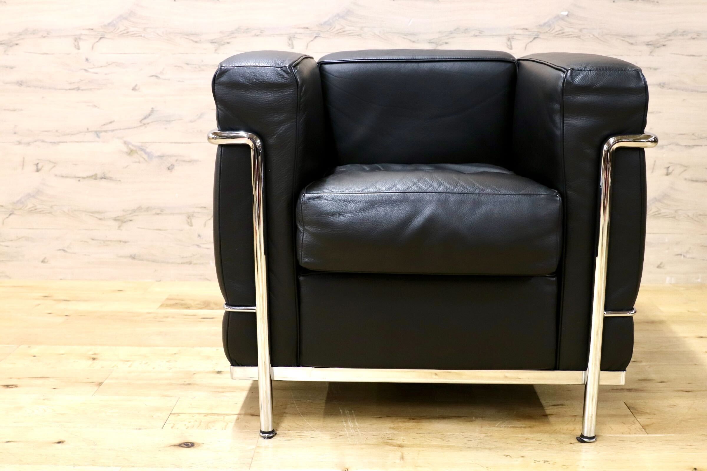 GMIS554B○Cassina / カッシーナ 2 FAUTEUIL GRAND CONFORT, PETIT MODELE LC2 ル・コルビュジエ シングルソファ 定価約109万 展示品