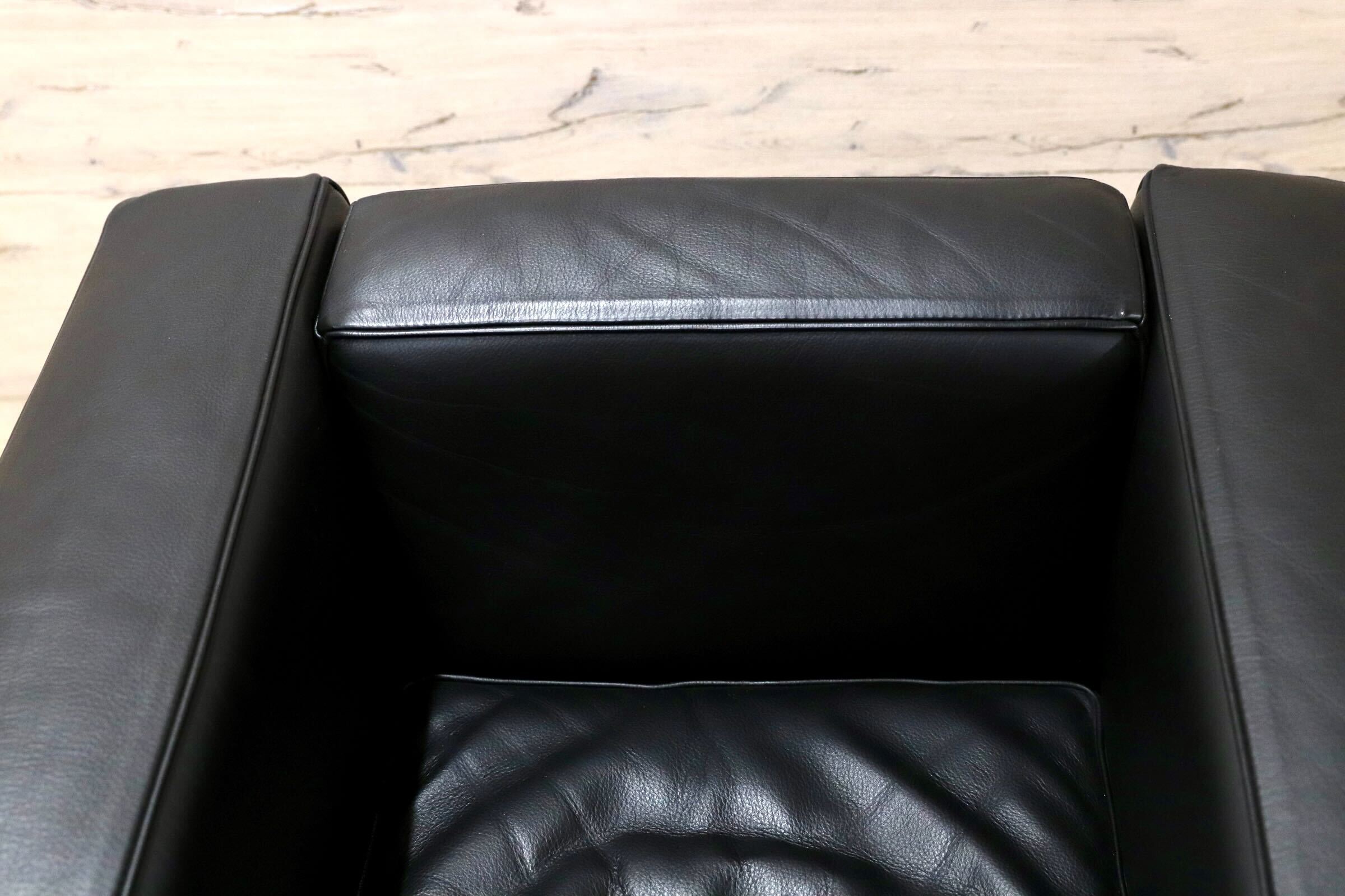 GMIS554B○Cassina / カッシーナ 2 FAUTEUIL GRAND CONFORT, PETIT MODELE LC2 ル・コルビュジエ シングルソファ 定価約109万 展示品