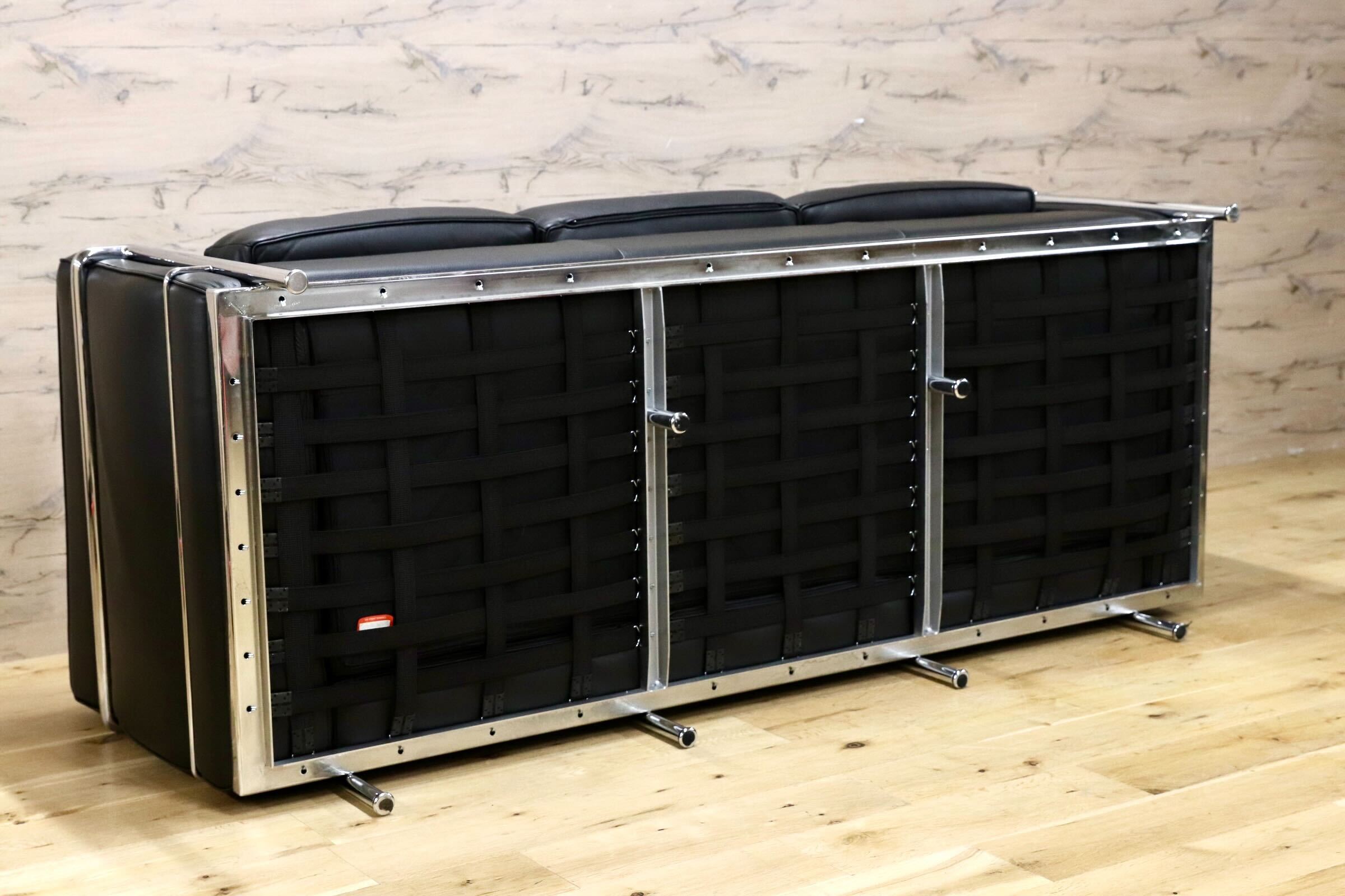 GMIS554C○Cassina / カッシーナ FAUTEUIL GRAND CONFORT.PETIT MODELE,TROIS PLACES 3人掛けソファ ル・コルビュジエ 定価約220万 展示品