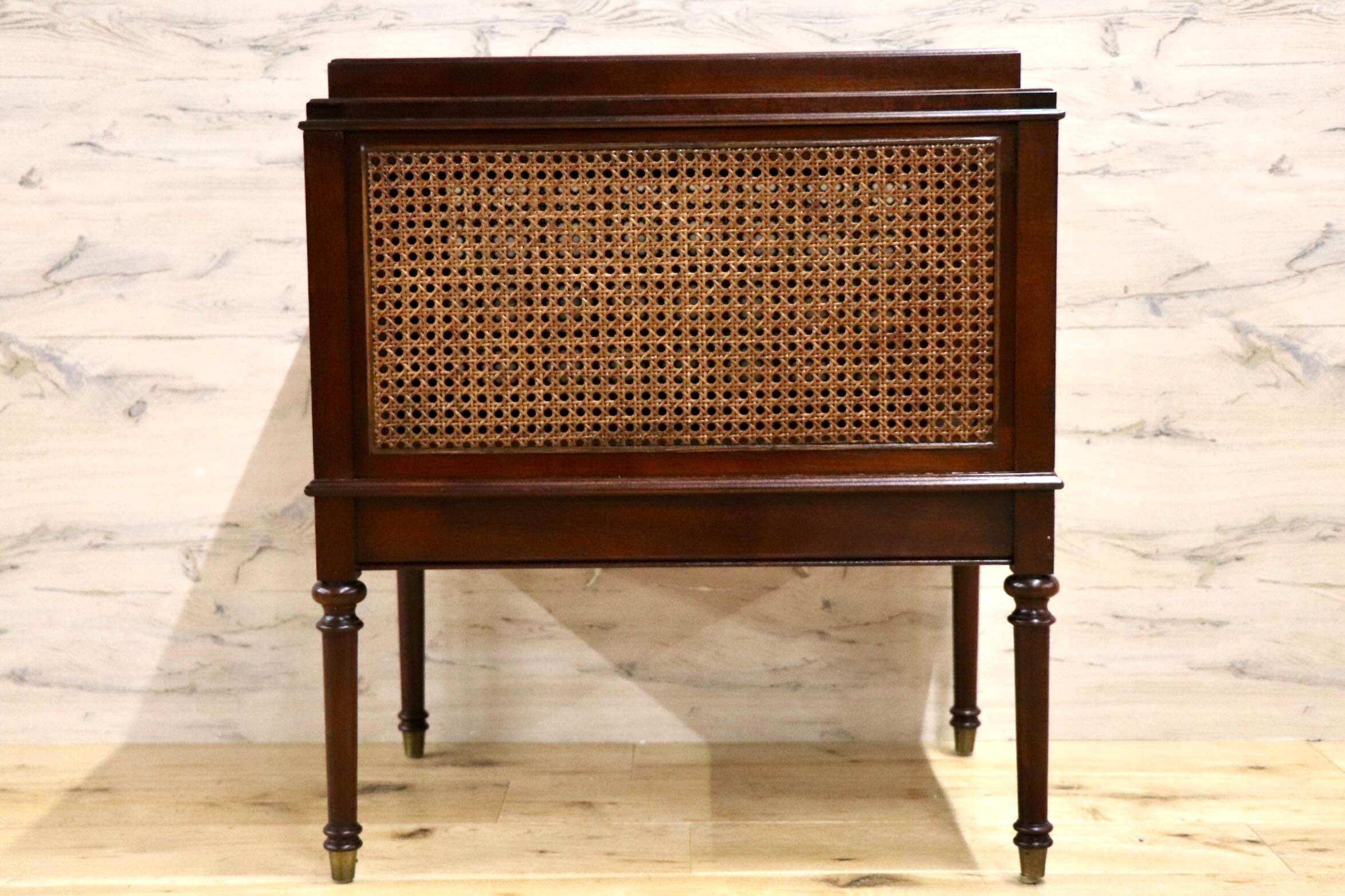 GMHK680B○CTH-Sherrill Occasional アメリカ製 マガジンラック ブックスタンド 本棚 飾り棚 棚 シェルフ 花台 アンティーク インテリア