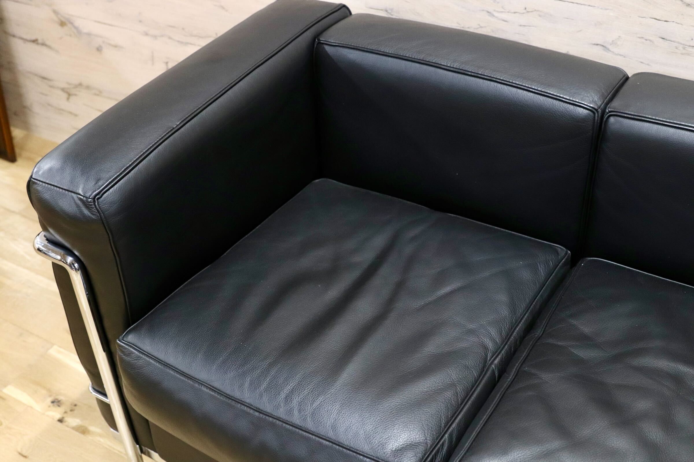 GMIS554C○Cassina / カッシーナ FAUTEUIL GRAND CONFORT.PETIT MODELE,TROIS PLACES 3人掛けソファ ル・コルビュジエ 定価約220万 展示品