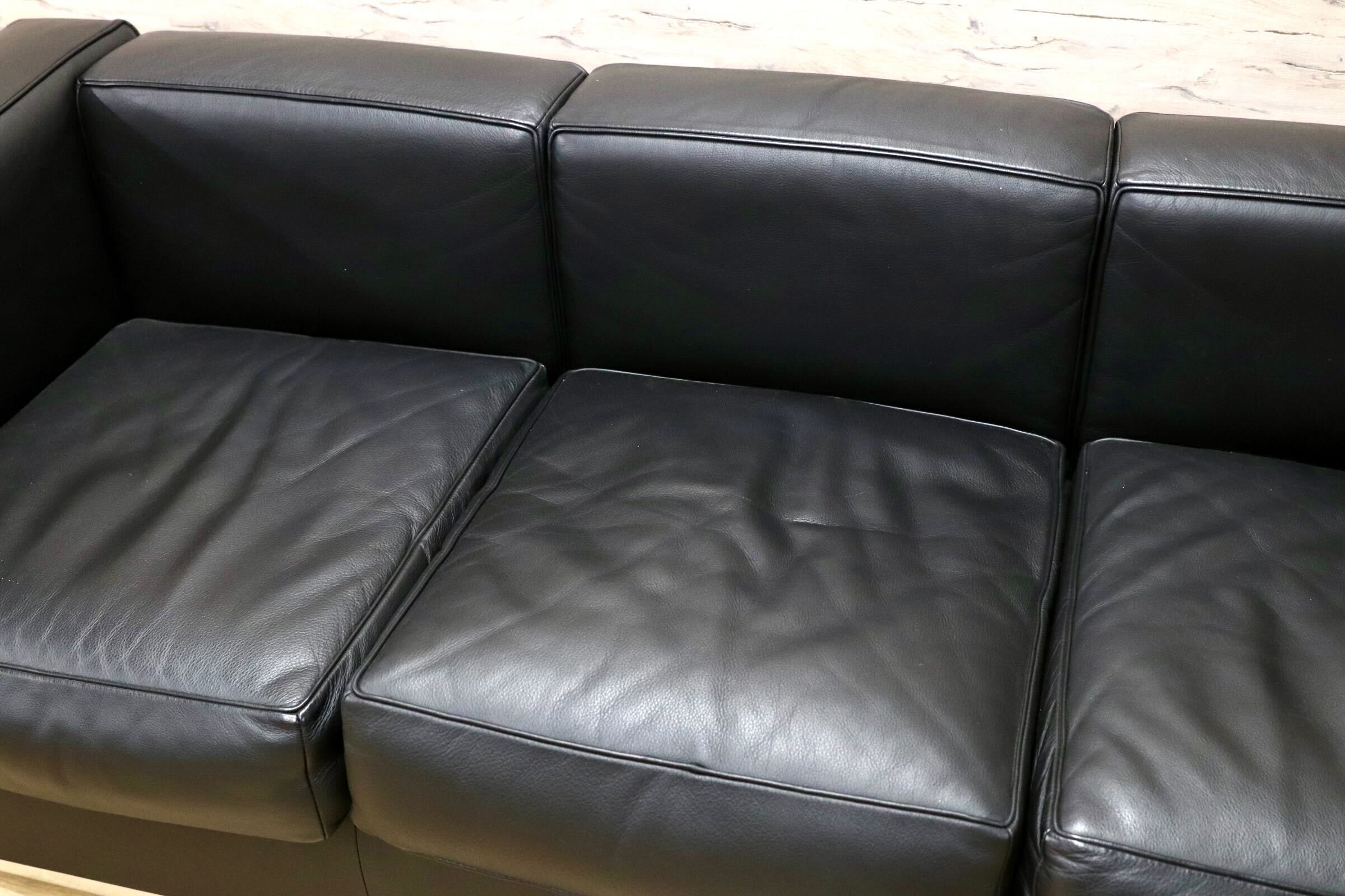 GMIS554C○Cassina / カッシーナ FAUTEUIL GRAND CONFORT.PETIT MODELE,TROIS PLACES 3人掛けソファ ル・コルビュジエ 定価約220万 展示品