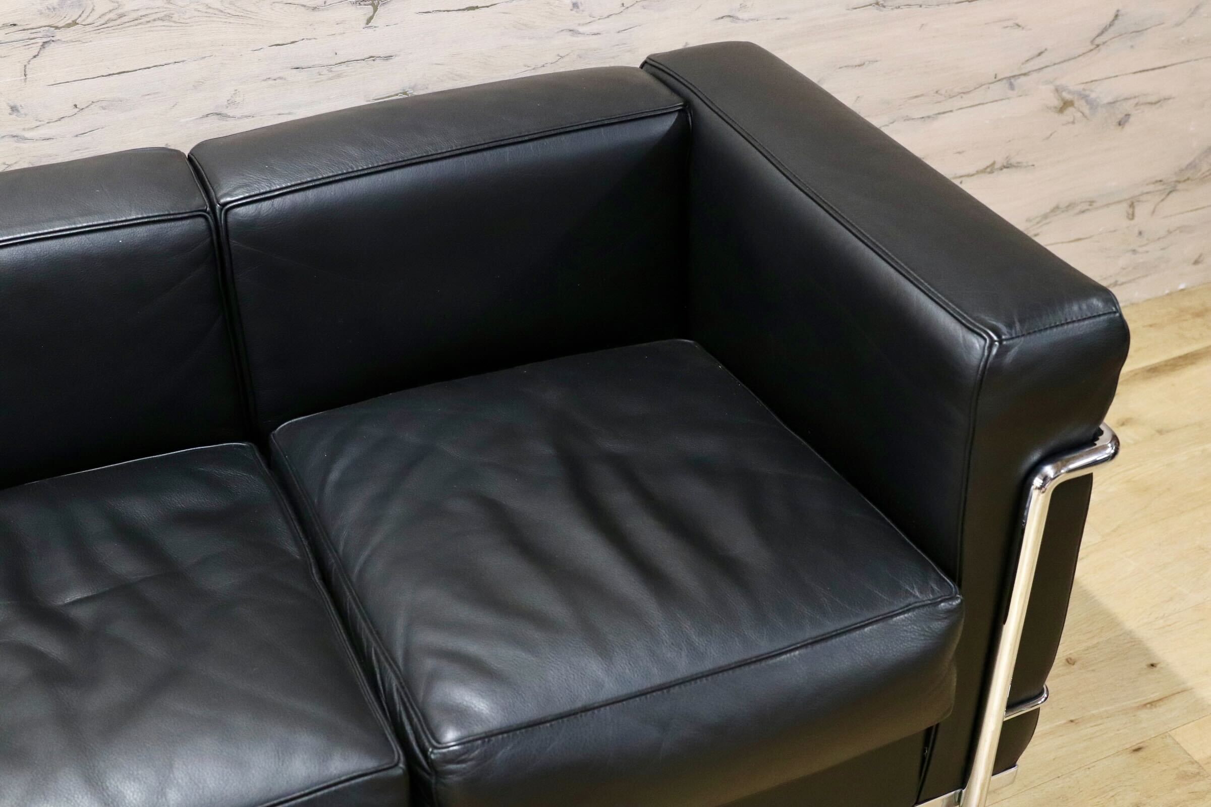 GMIS554C○Cassina / カッシーナ FAUTEUIL GRAND CONFORT.PETIT MODELE,TROIS PLACES 3人掛けソファ ル・コルビュジエ 定価約220万 展示品