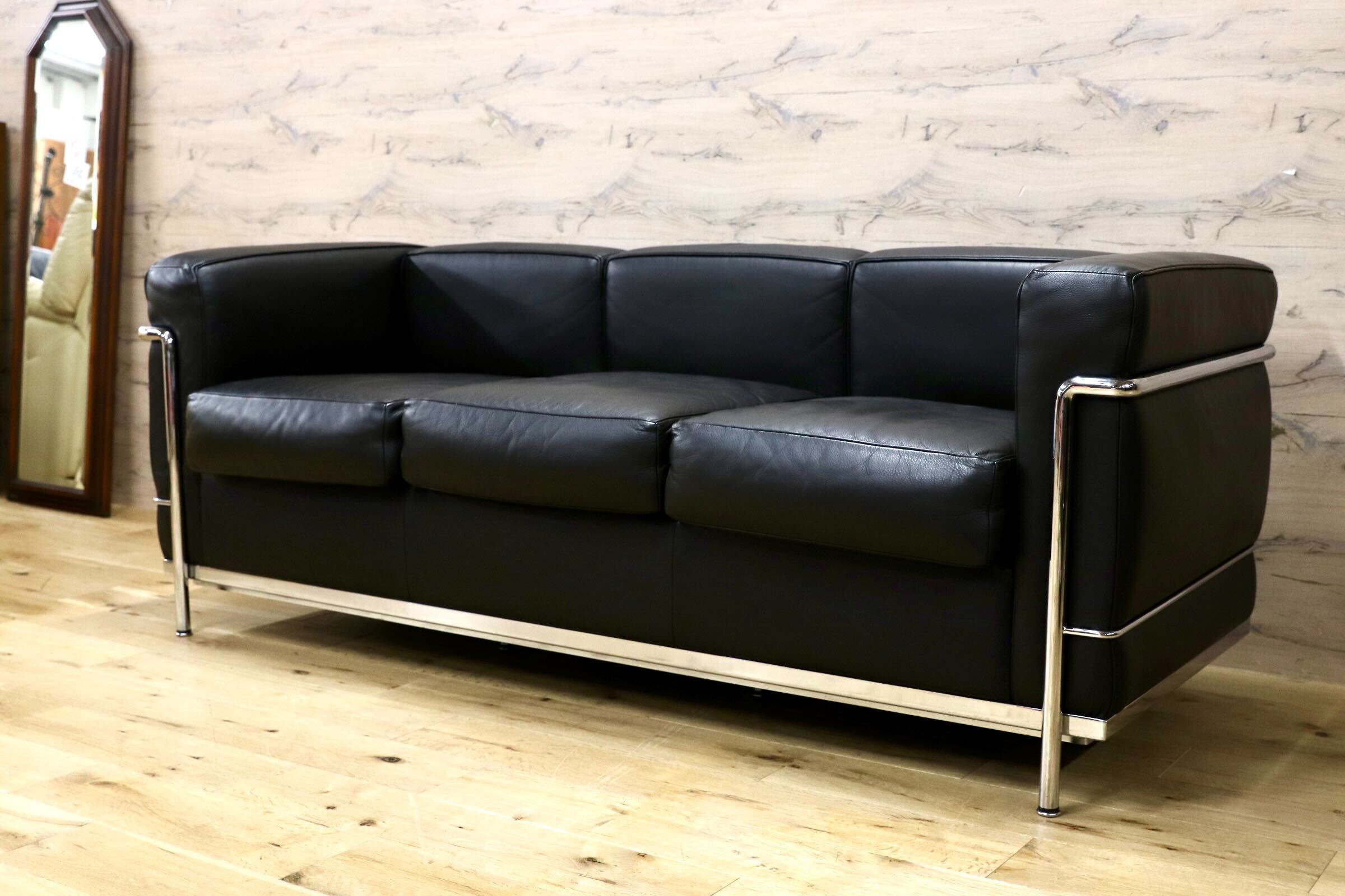 GMIS554C○Cassina / カッシーナ FAUTEUIL GRAND CONFORT.PETIT MODELE,TROIS PLACES 3人掛けソファ ル・コルビュジエ 定価約220万 展示品