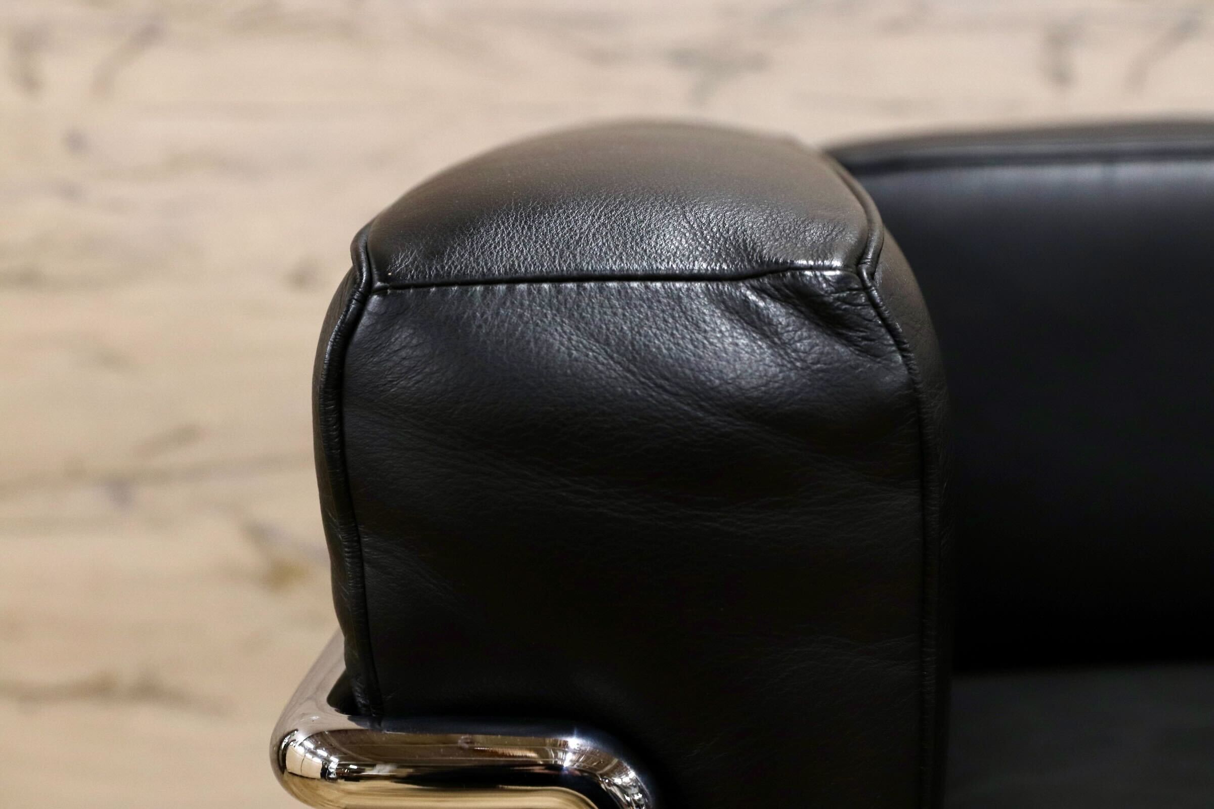 GMIS554C○Cassina / カッシーナ FAUTEUIL GRAND CONFORT.PETIT MODELE,TROIS PLACES 3人掛けソファ ル・コルビュジエ 定価約220万 展示品