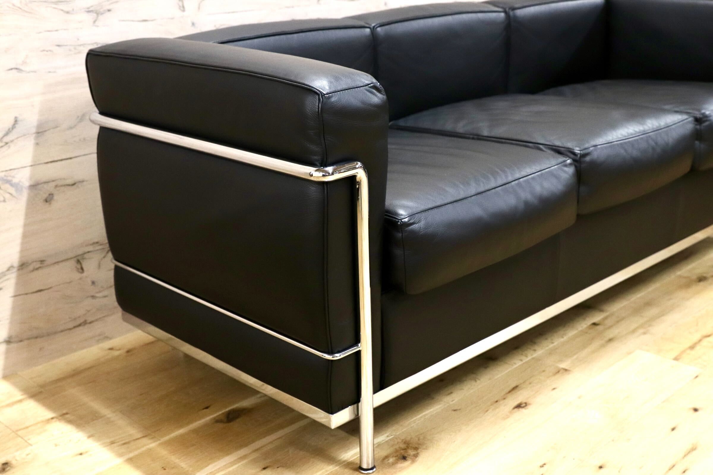 GMIS554C○Cassina / カッシーナ FAUTEUIL GRAND CONFORT.PETIT MODELE,TROIS PLACES 3人掛けソファ ル・コルビュジエ 定価約220万 展示品