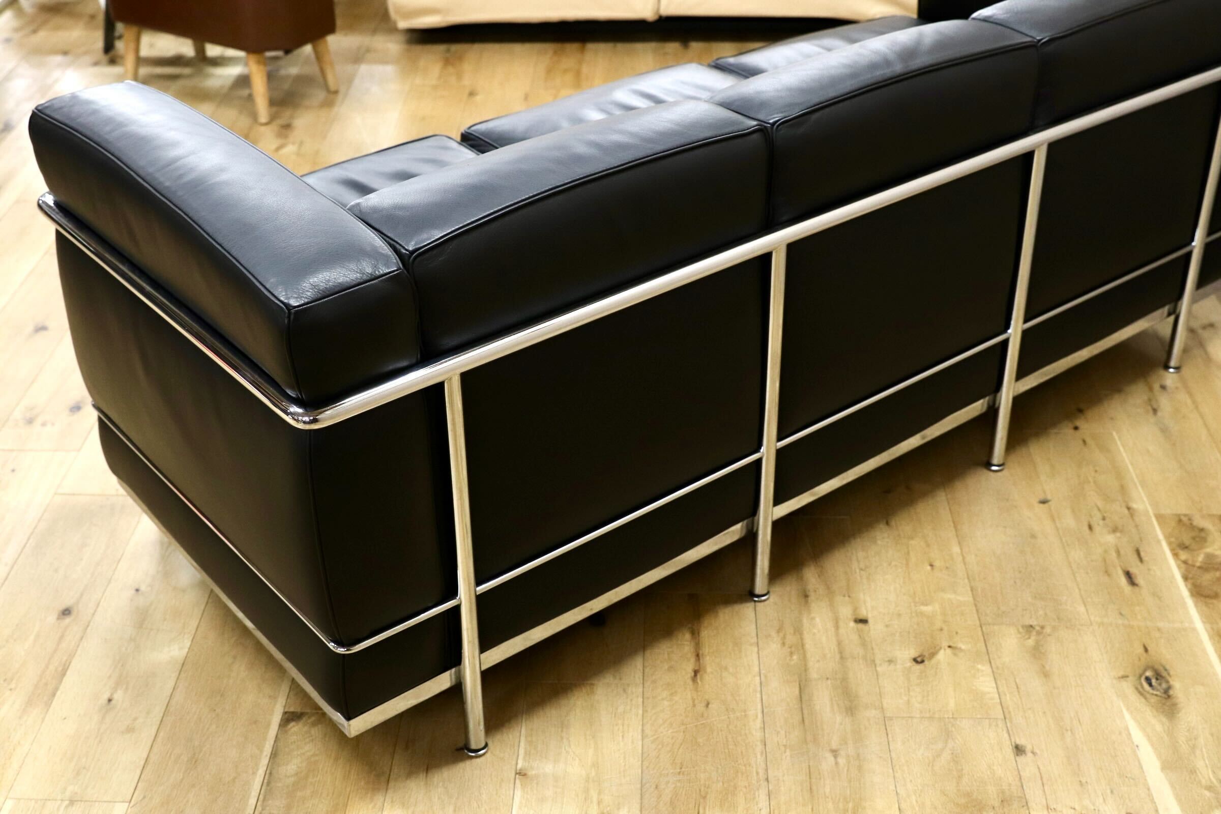 GMIS554C○Cassina / カッシーナ FAUTEUIL GRAND CONFORT.PETIT MODELE,TROIS PLACES 3人掛けソファ ル・コルビュジエ 定価約220万 展示品