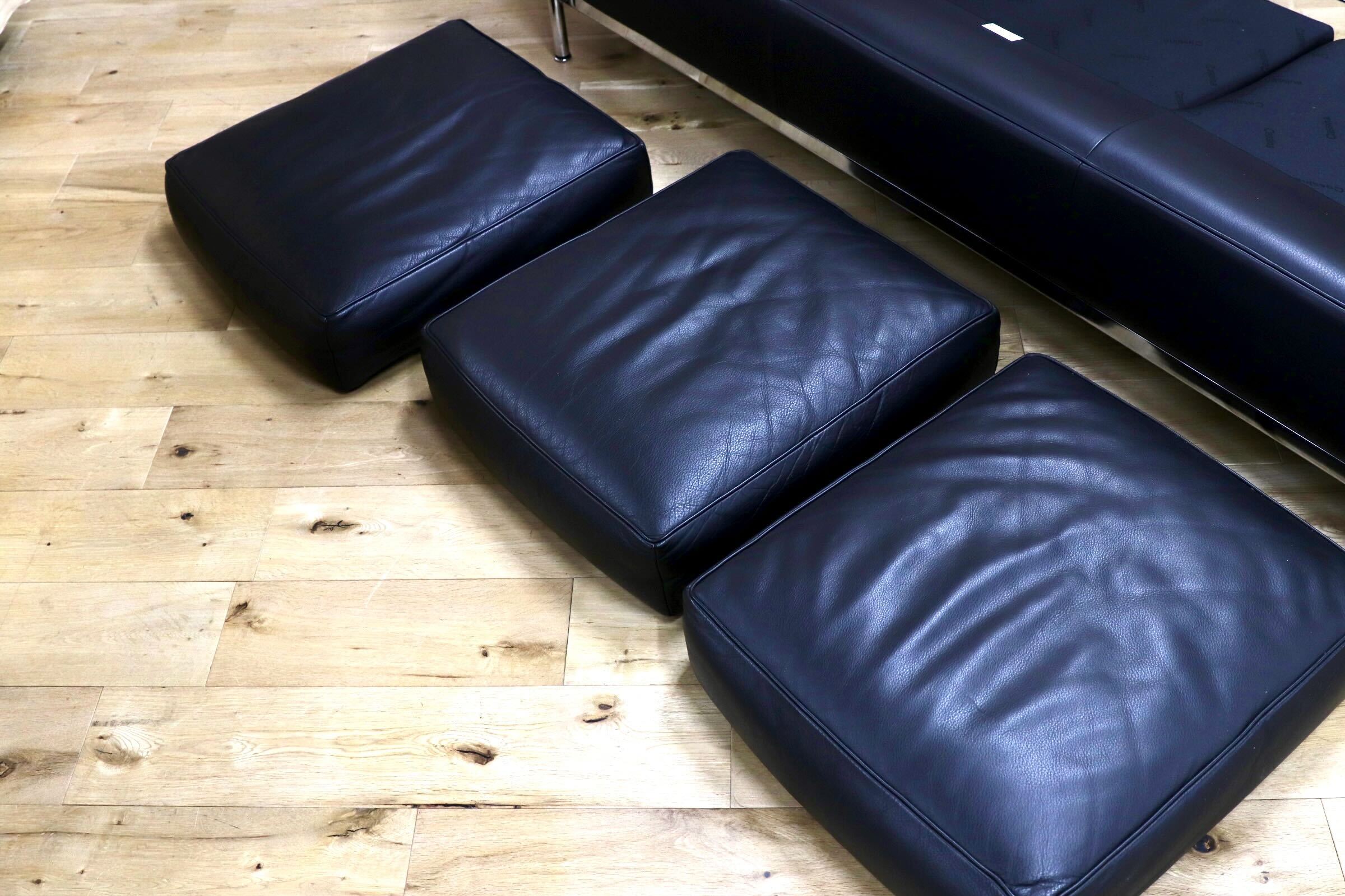 GMIS554C○Cassina / カッシーナ FAUTEUIL GRAND CONFORT.PETIT MODELE,TROIS PLACES 3人掛けソファ ル・コルビュジエ 定価約220万 展示品