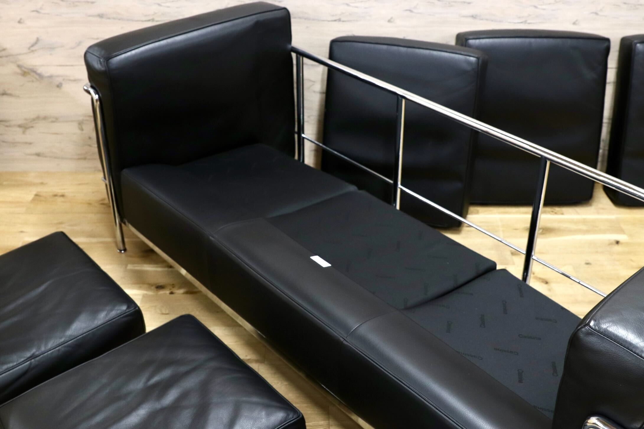 GMIS554C○Cassina / カッシーナ FAUTEUIL GRAND CONFORT.PETIT MODELE,TROIS PLACES 3人掛けソファ ル・コルビュジエ 定価約220万 展示品