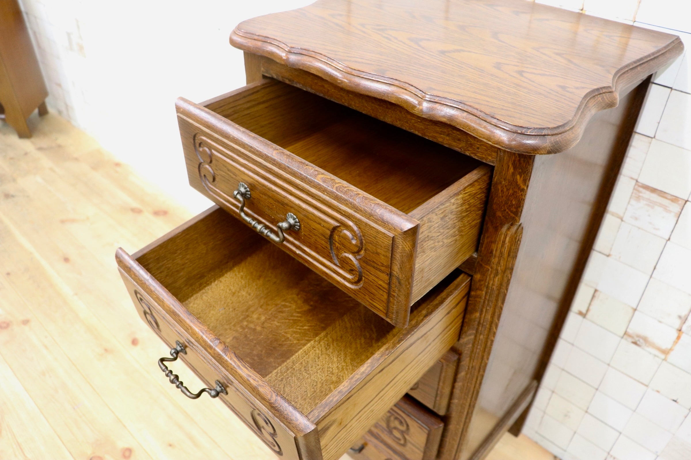 GMJK325〇三越家具 ルーマニア製 オーク材 5段 チェスト クラシック カントリー 引き出し 収納 猫脚 整理箪笥 アンティーク ヴィンテージ