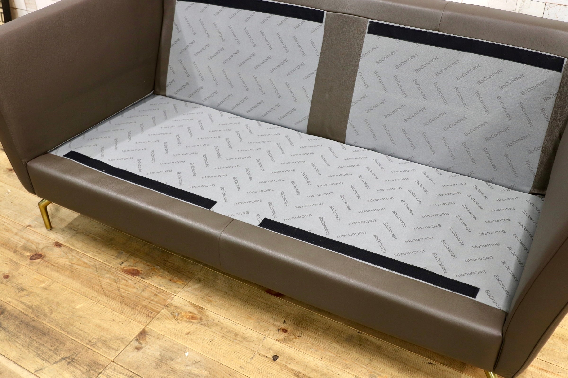 GMJK292B○BoConcept / ボーコンセプト Osaka 2人掛けソファ 本革 トープ Nordic Grain レザー アンダース・ノルガード 北欧 定価約44万
