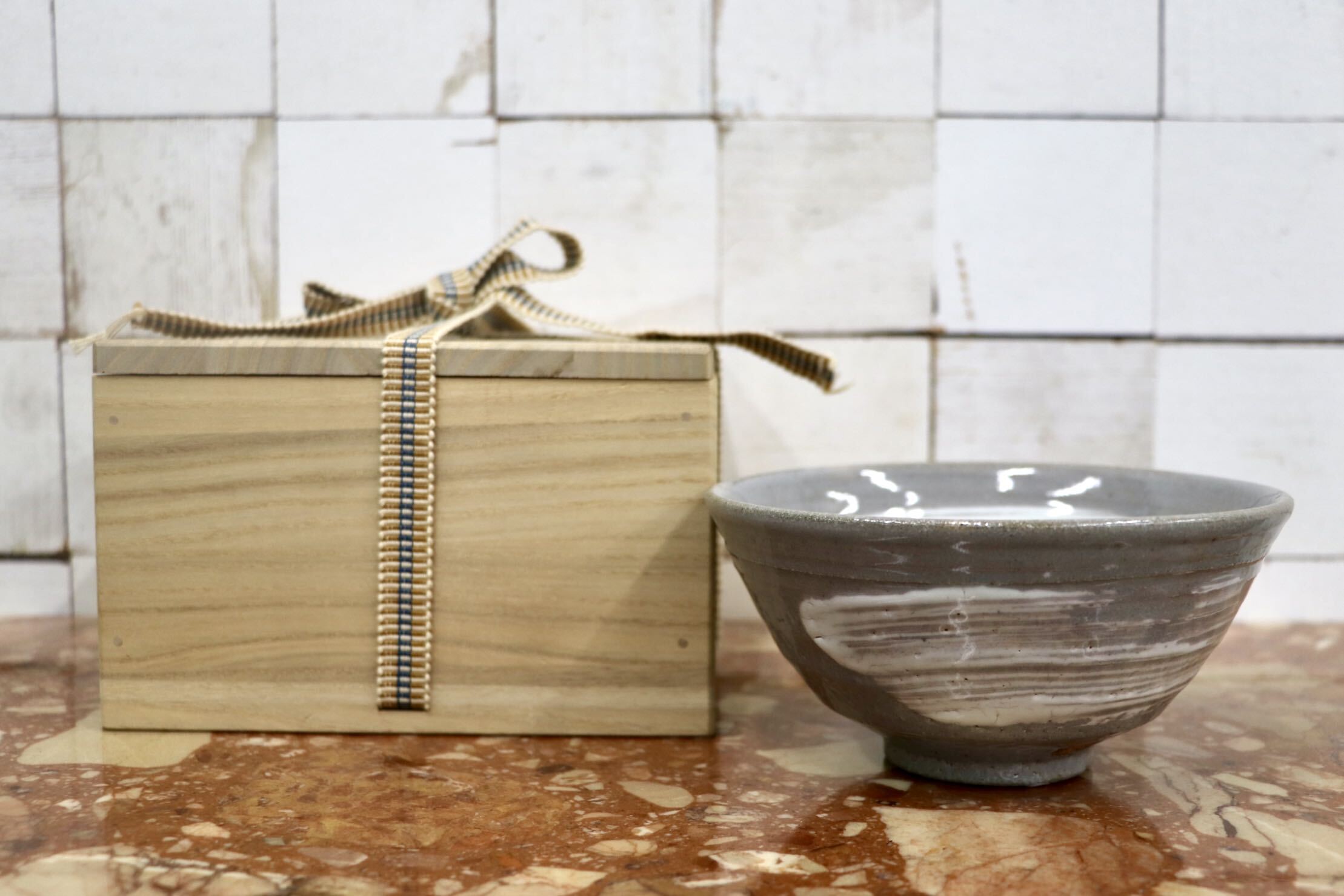 GMJK371B〇京焼 鈴木健司造 刷毛目茶碗（共箱・共布・栞） 茶道具 抹茶茶碗 抹茶碗 茶碗 作家物 陶磁器 茶器 骨董 和食器 茶会 茶の湯