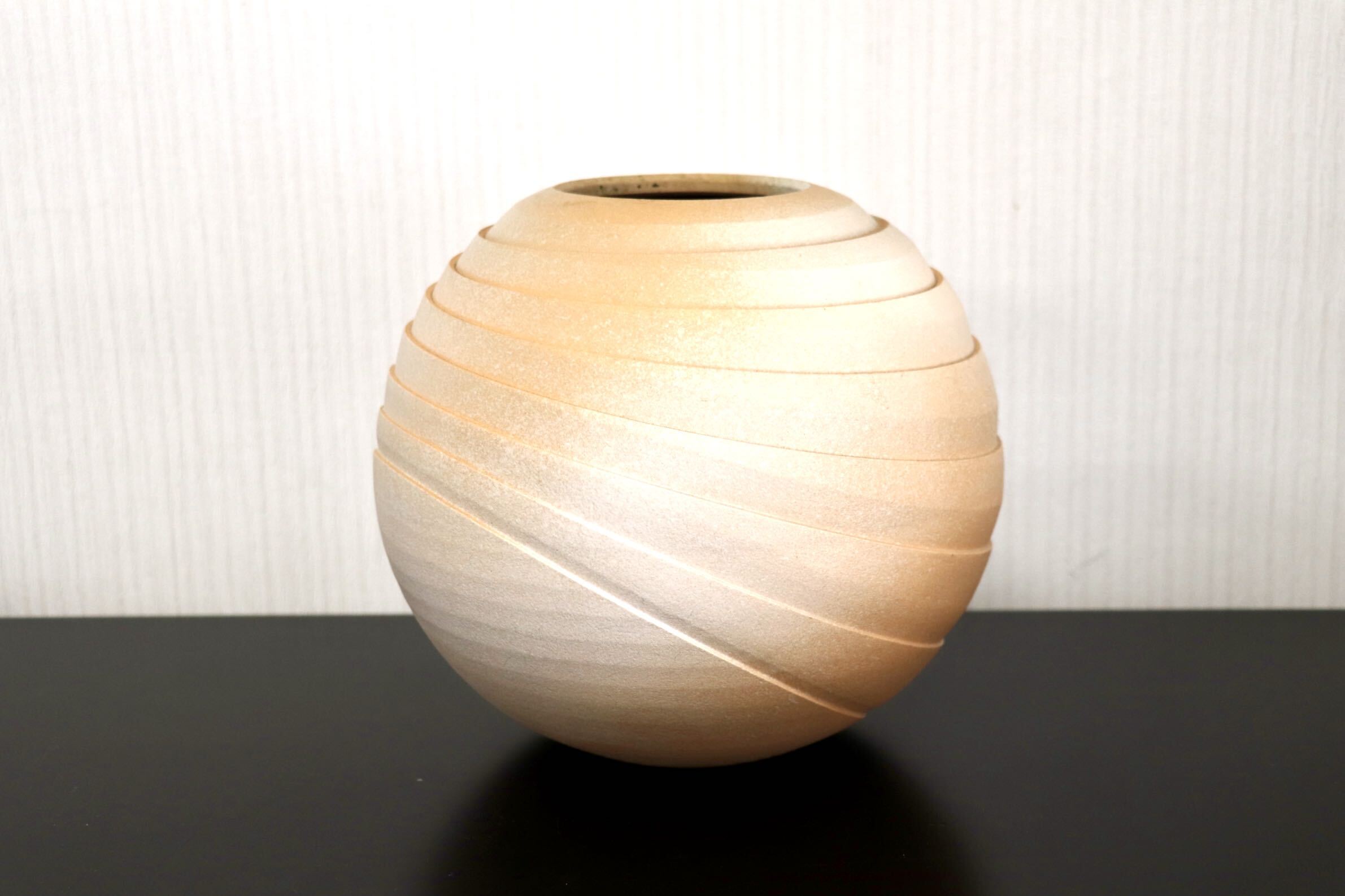 GMJK374Q○信楽焼 兼山窯 斜線彫丸花瓶 花器 飾り壺 置物 インテリア オブジェ 伝統工芸 陶器 和モダン