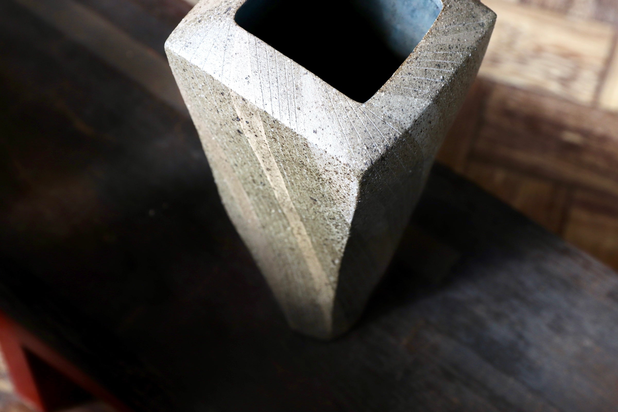 GMJI19○悟窯 市野哲次 丹波焼 角花器 花入 花瓶 線文 幾何学文様 オブジェ 現代陶芸 作家物 和モダン