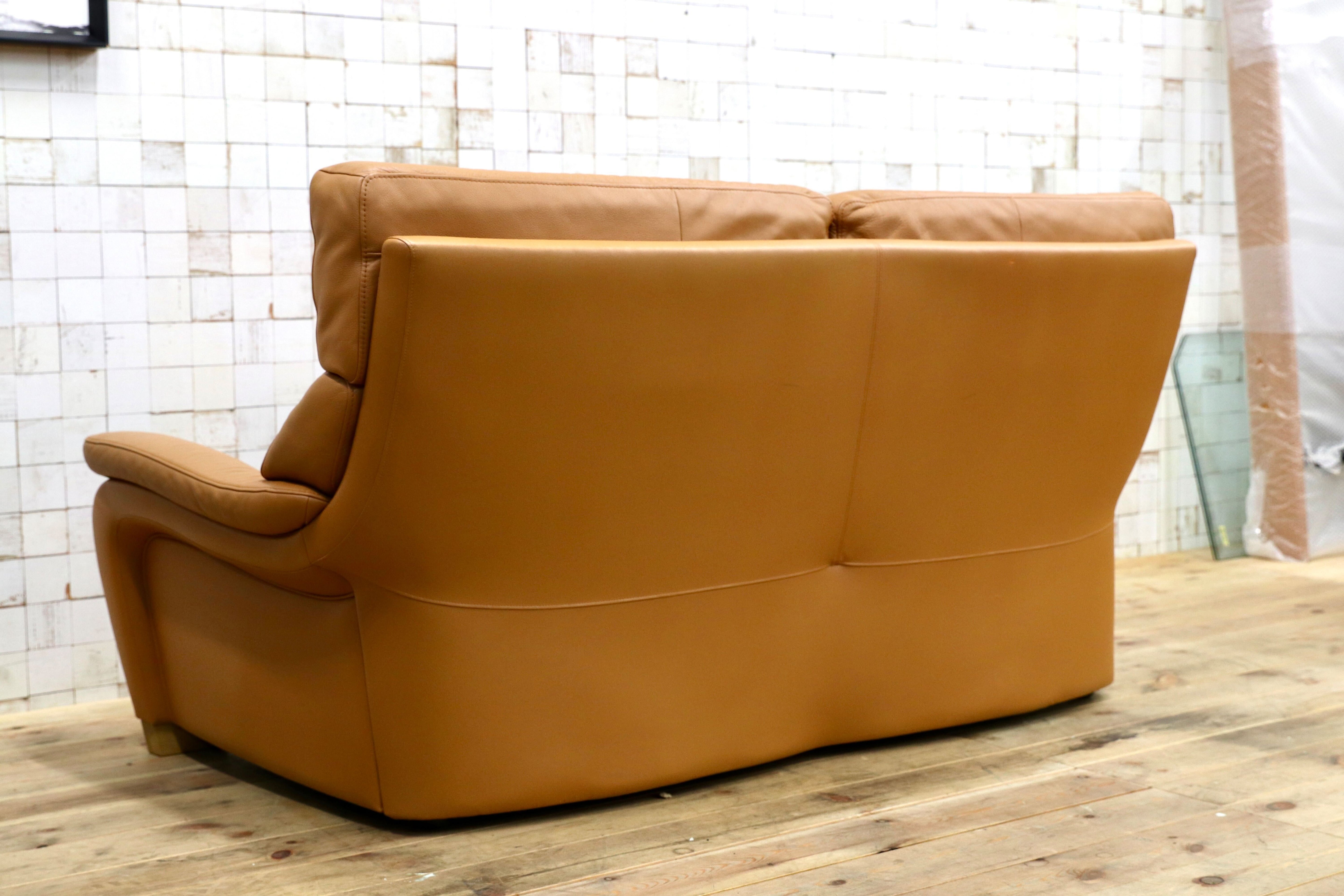GMIH484○karimoku / カリモク 2.5人掛けソファ ラブソファ 本革 レザー キャメル 国産家具 長椅子 定価約33.6万