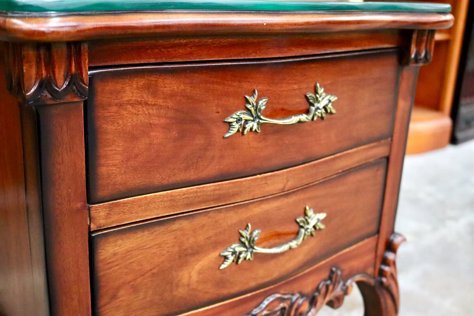 GMIS399○ナイトテーブル サイドテーブル キャビネット チェスト 花台 引き出し 猫脚 ガラス天板 マホガニー材 ヴィンテージ クラシック