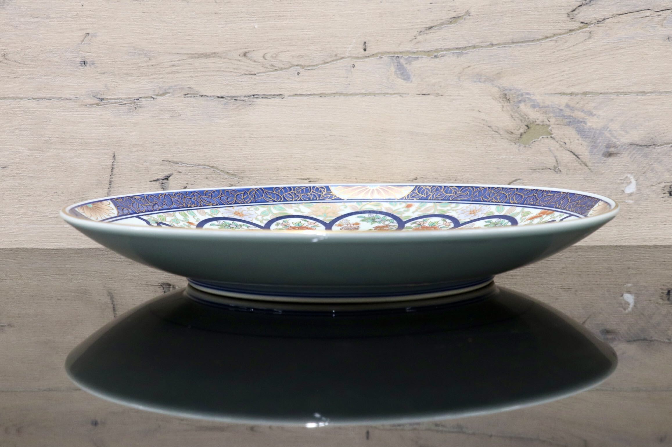 GMJK374V◯伊万里焼 古川陶磁器 古川幸右エ門 額皿 飾皿 大皿 盛皿 色絵金彩 花籠文様 窓絵草花文 共箱 在銘 和モダン