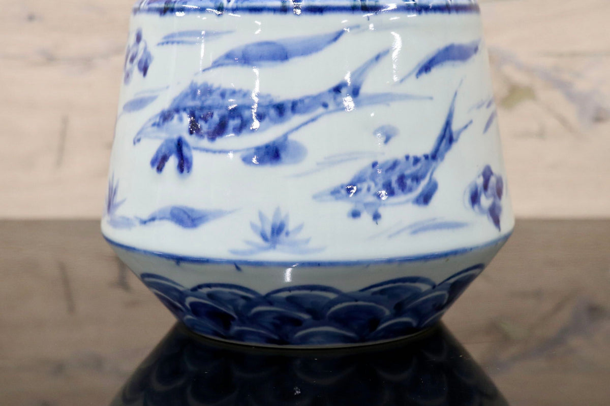 GMJK374X◯染付魚藻文花瓶 算盤玉形花瓶 青華魚藻図 花入 花生 一輪挿し 小壺 置物 インテリア 陶器 角福銘 和モダン