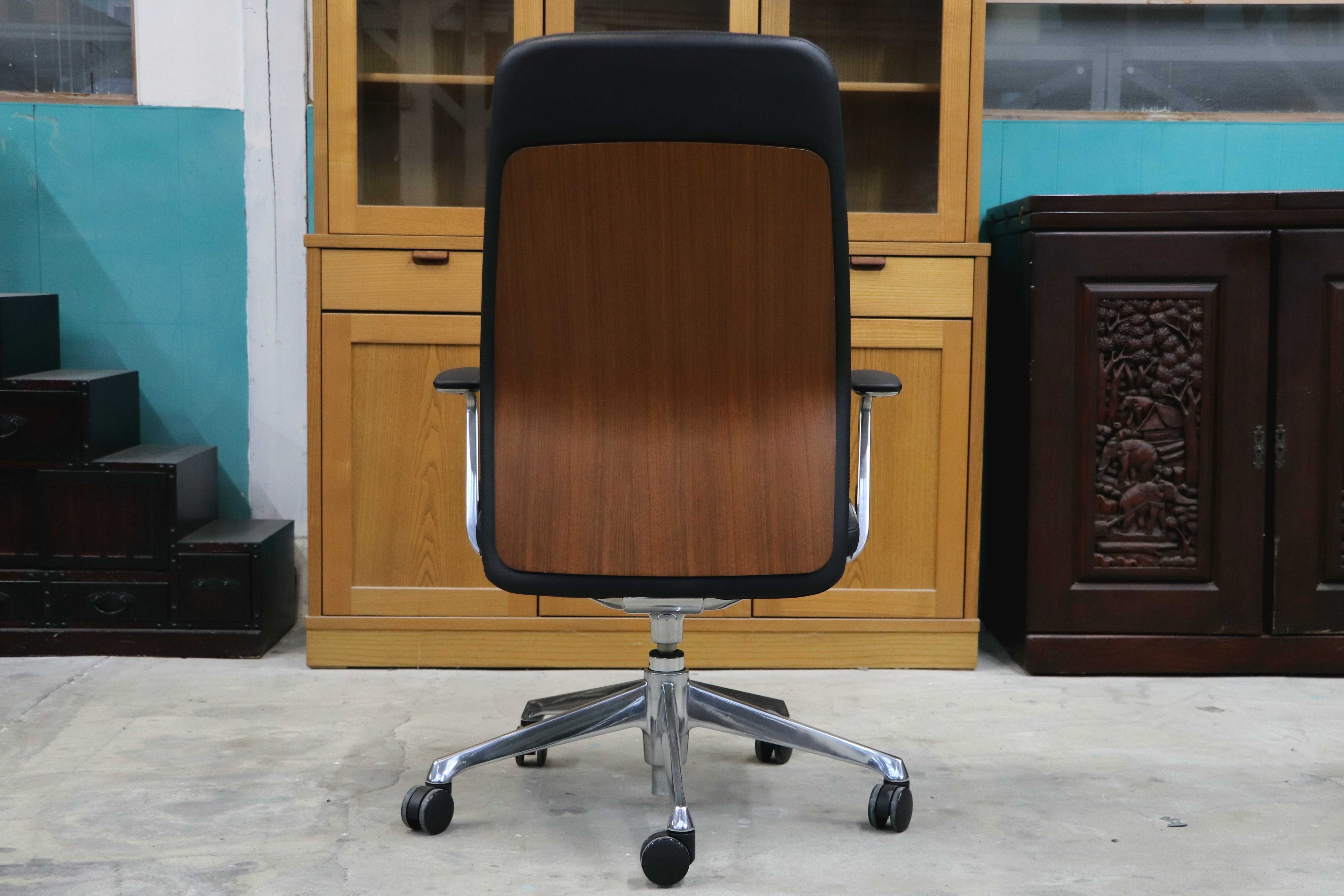 GMIK678F○okamura / オカムラ CRAFTIE クラフティー デスクチェア オフィスチェア アームチェア 本革 ウォールナット 定価約38万 展示品