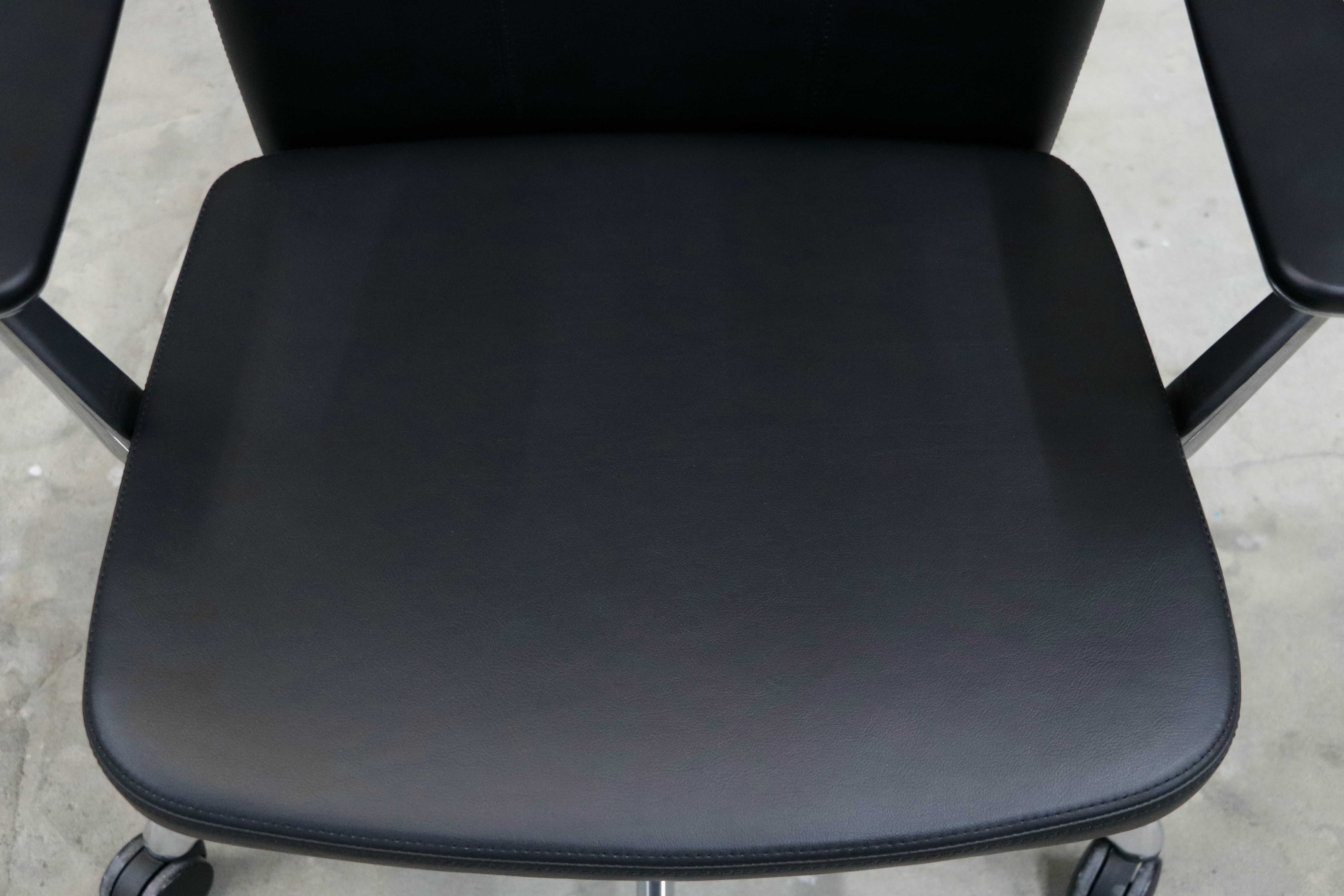 GMIK678F○okamura / オカムラ CRAFTIE クラフティー デスクチェア オフィスチェア アームチェア 本革 ウォールナット 定価約38万 展示品