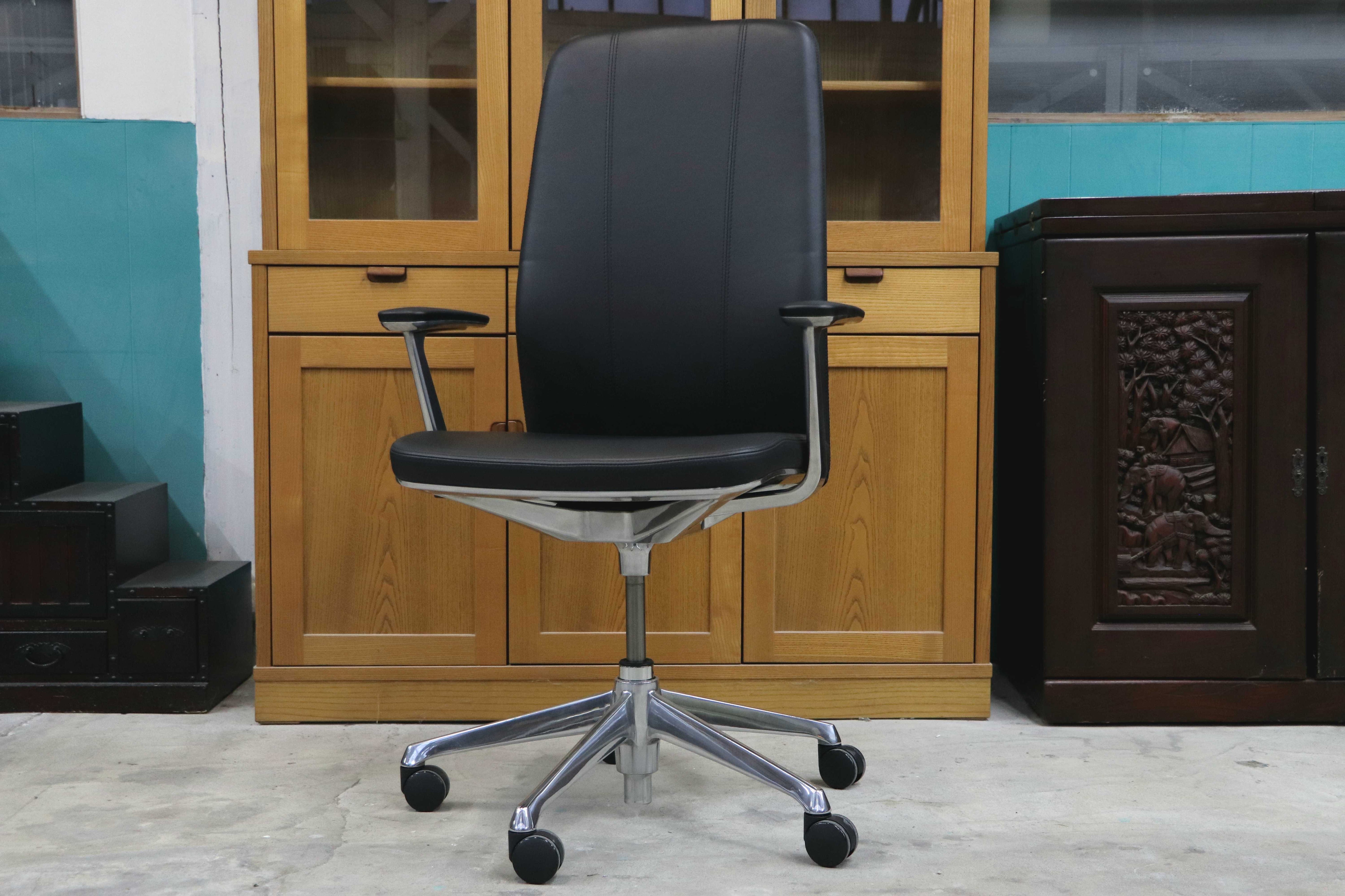 GMIK678F○okamura / オカムラ CRAFTIE クラフティー デスクチェア オフィスチェア アームチェア 本革 ウォールナット 定価約38万 展示品