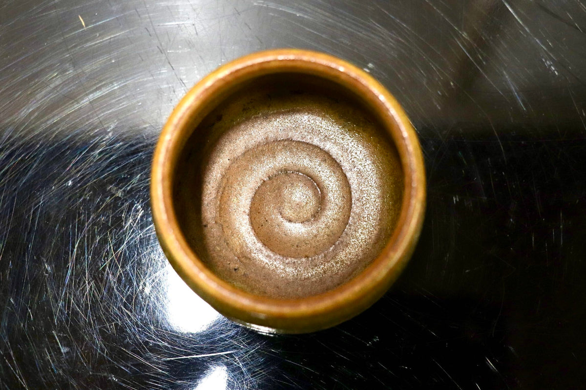 GMJK374AO◯ぐい呑 酒器 盃 大猪口 酒杯 冷酒杯 一口盃 呑口 陶杯 黄瀬戸 施釉陶器 和食器 陶器 在銘 作家物 和モダン