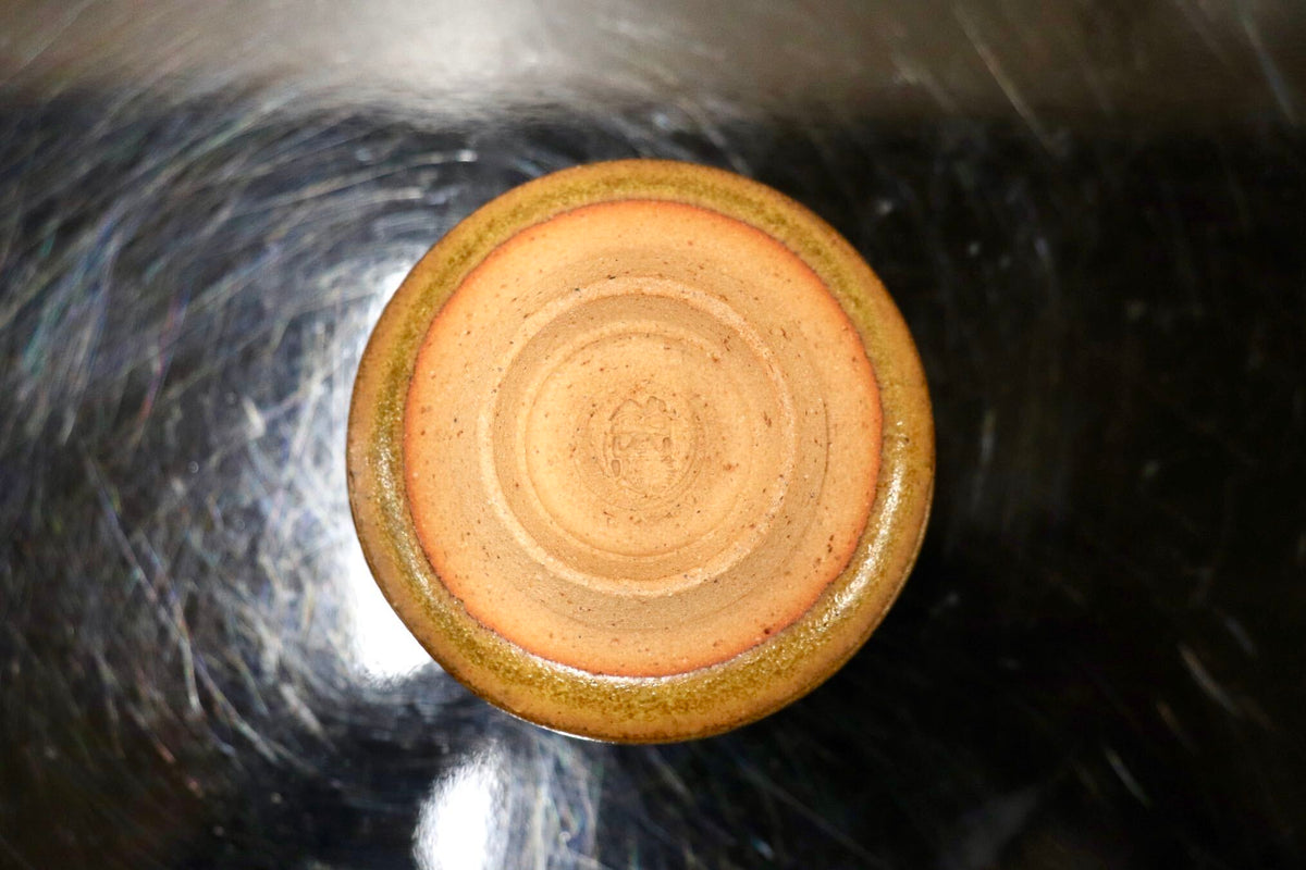GMJK374AO◯ぐい呑 酒器 盃 大猪口 酒杯 冷酒杯 一口盃 呑口 陶杯 黄瀬戸 施釉陶器 和食器 陶器 在銘 作家物 和モダン