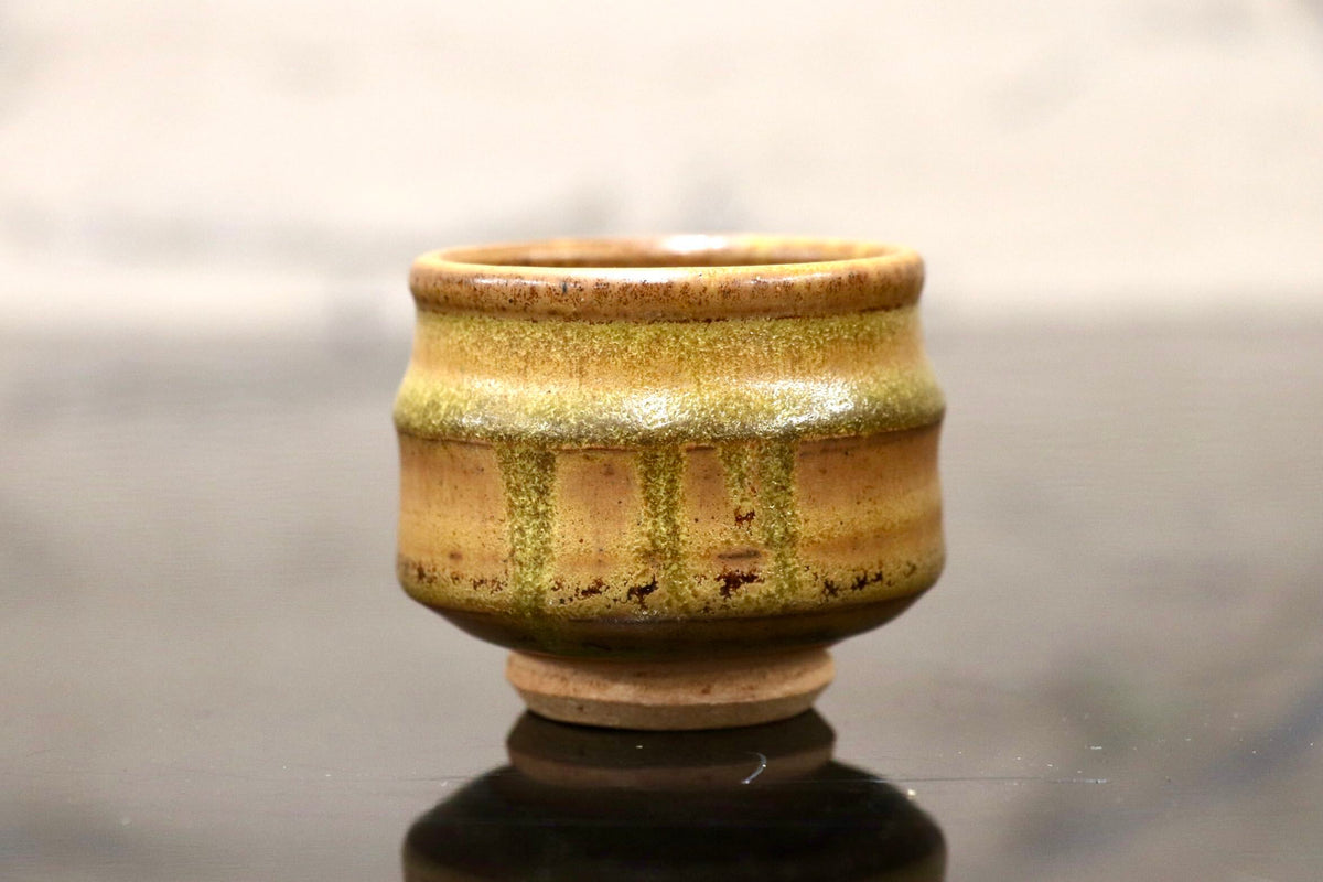 GMJK374AQ◯ぐい呑 酒器 盃 大猪口 酒杯 冷酒杯 一口盃 呑口 陶杯 黄瀬戸 施釉陶器 和食器 陶器 在銘 作家物 和モダン