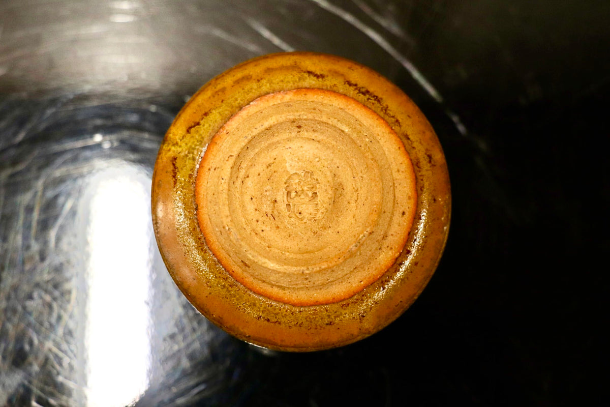 GMJK374AQ◯ぐい呑 酒器 盃 大猪口 酒杯 冷酒杯 一口盃 呑口 陶杯 黄瀬戸 施釉陶器 和食器 陶器 在銘 作家物 和モダン