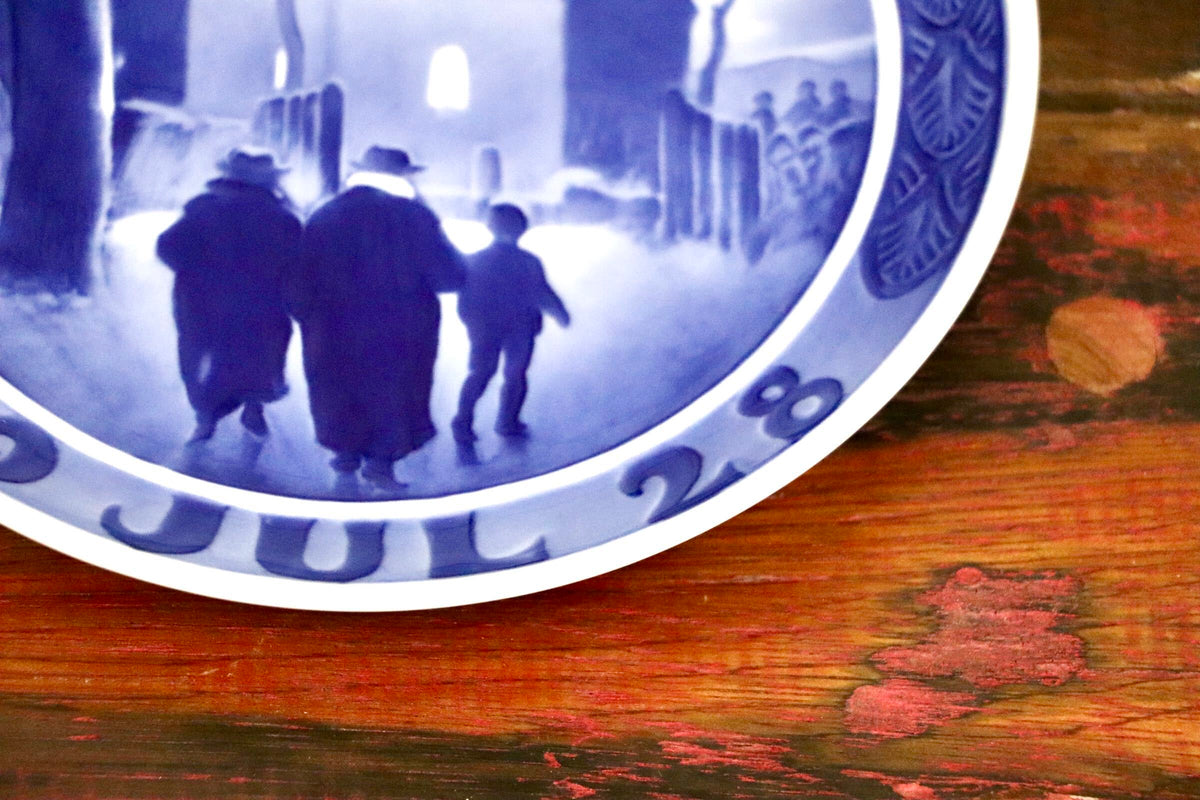 GMJO136K〇ROYAL COPENHAGEN / ロイヤルコペンハーゲン イヤープレート 1928年版 昭和3年 教会へ向かう牧師の家族 陶磁器 飾り皿