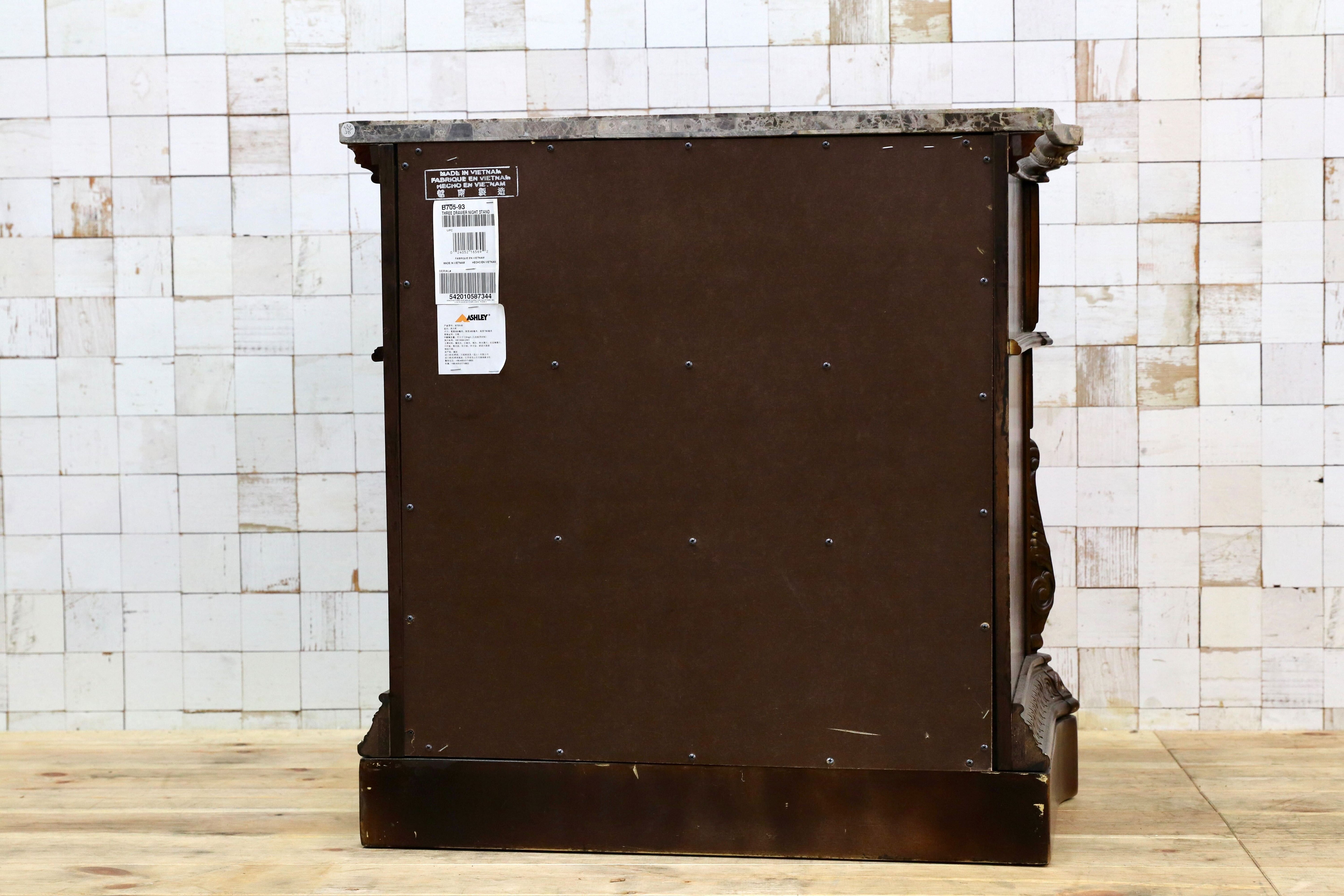 GMIK540○Ledelle Three Drawer Night Stand - Ashley Furniture アシュレイ チェスト サイドチェスト ベッドサイド クラシック