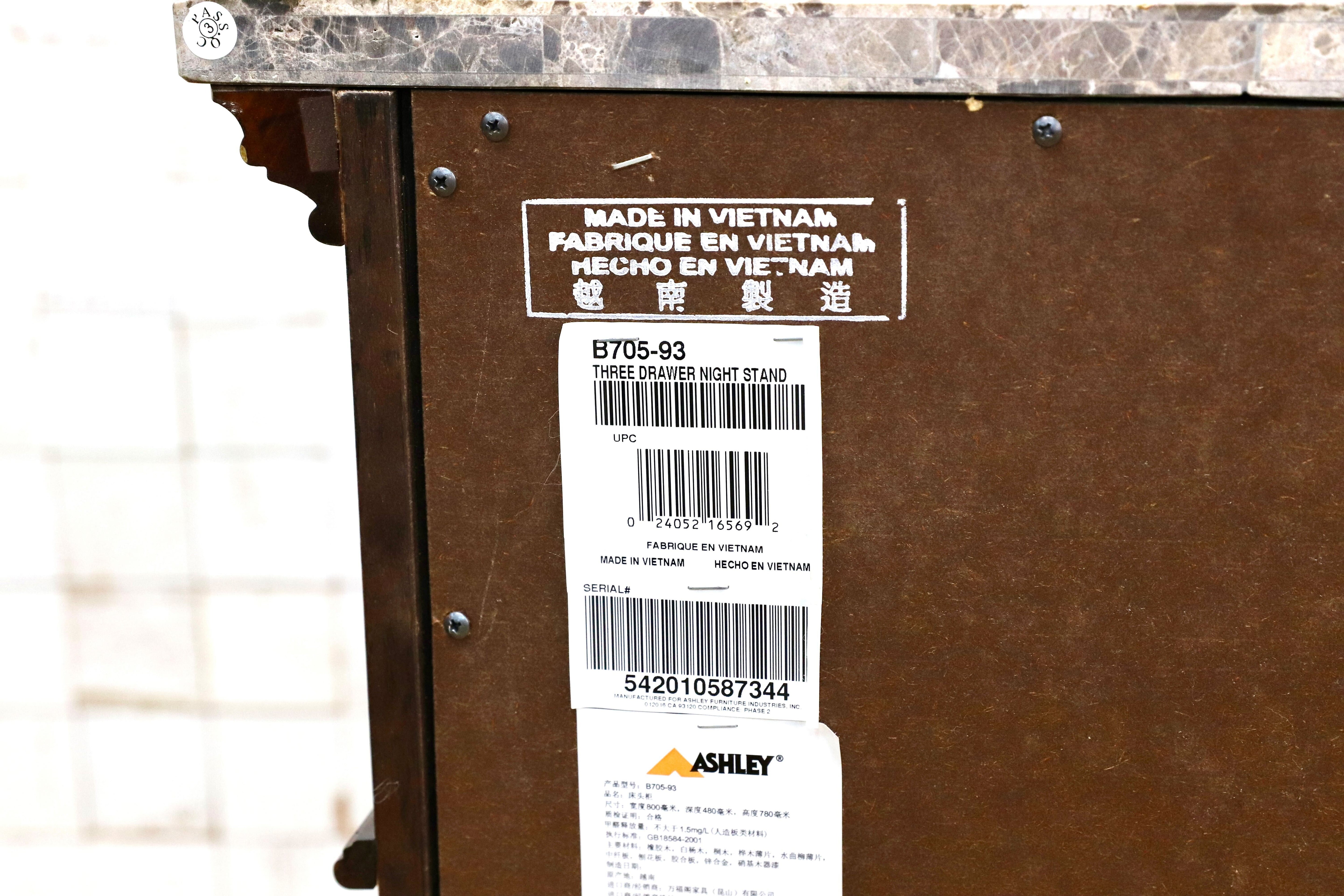 GMIK540○Ledelle Three Drawer Night Stand - Ashley Furniture アシュレイ チェスト サイドチェスト ベッドサイド クラシック