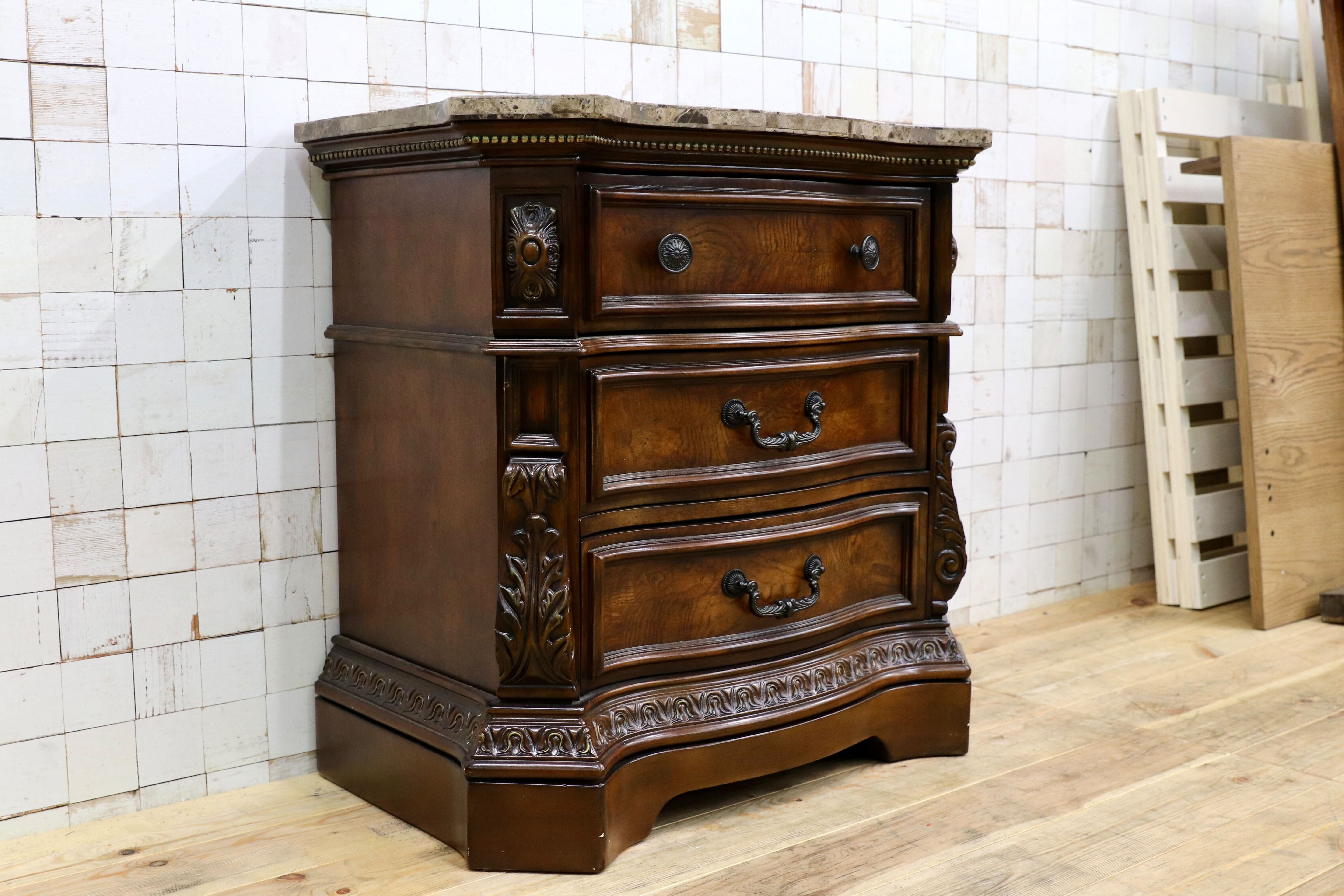 GMIK540○Ledelle Three Drawer Night Stand - Ashley Furniture アシュレイ チェスト サイドチェスト ベッドサイド クラシック