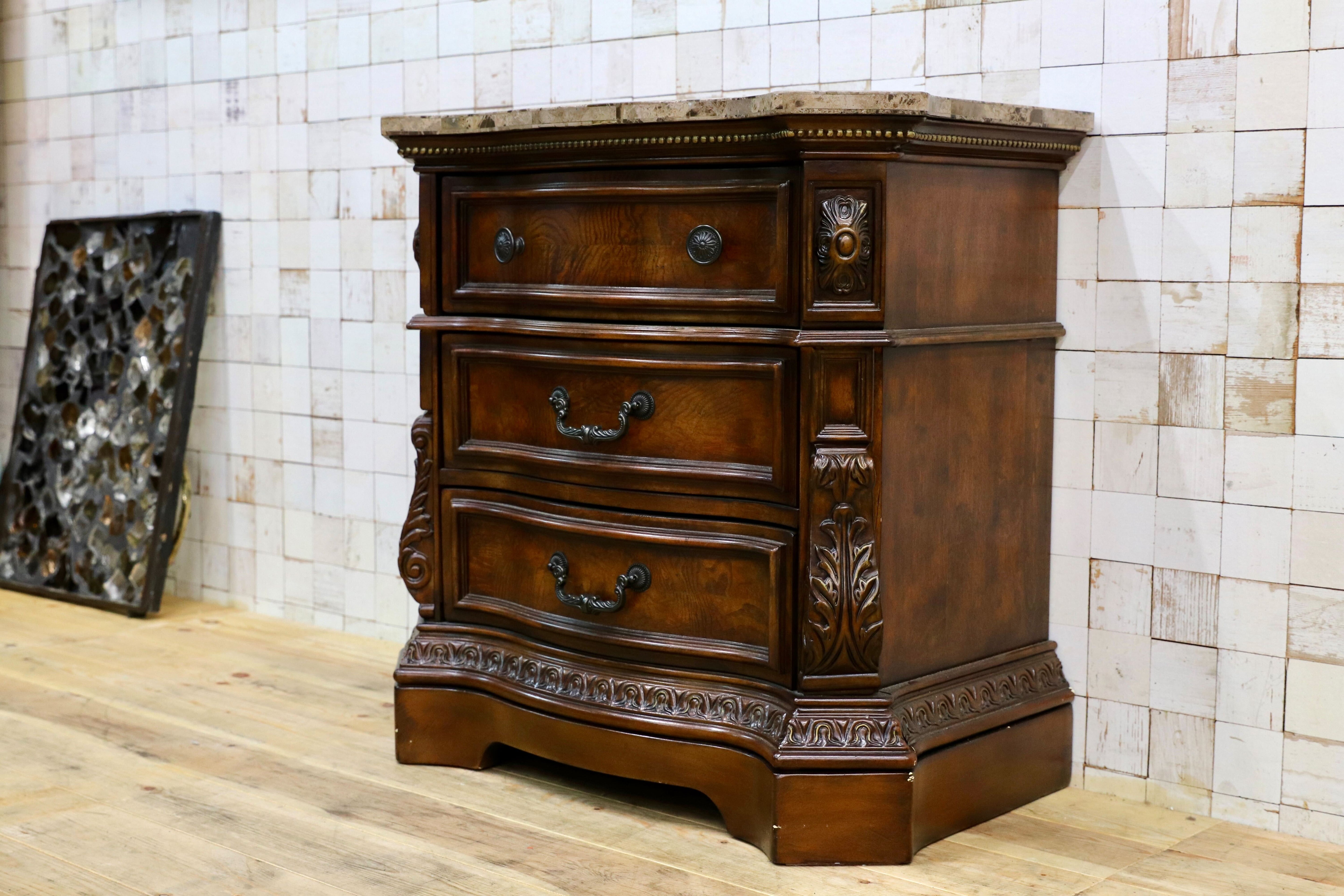 GMIK540○Ledelle Three Drawer Night Stand - Ashley Furniture アシュレイ チェスト サイドチェスト ベッドサイド クラシック